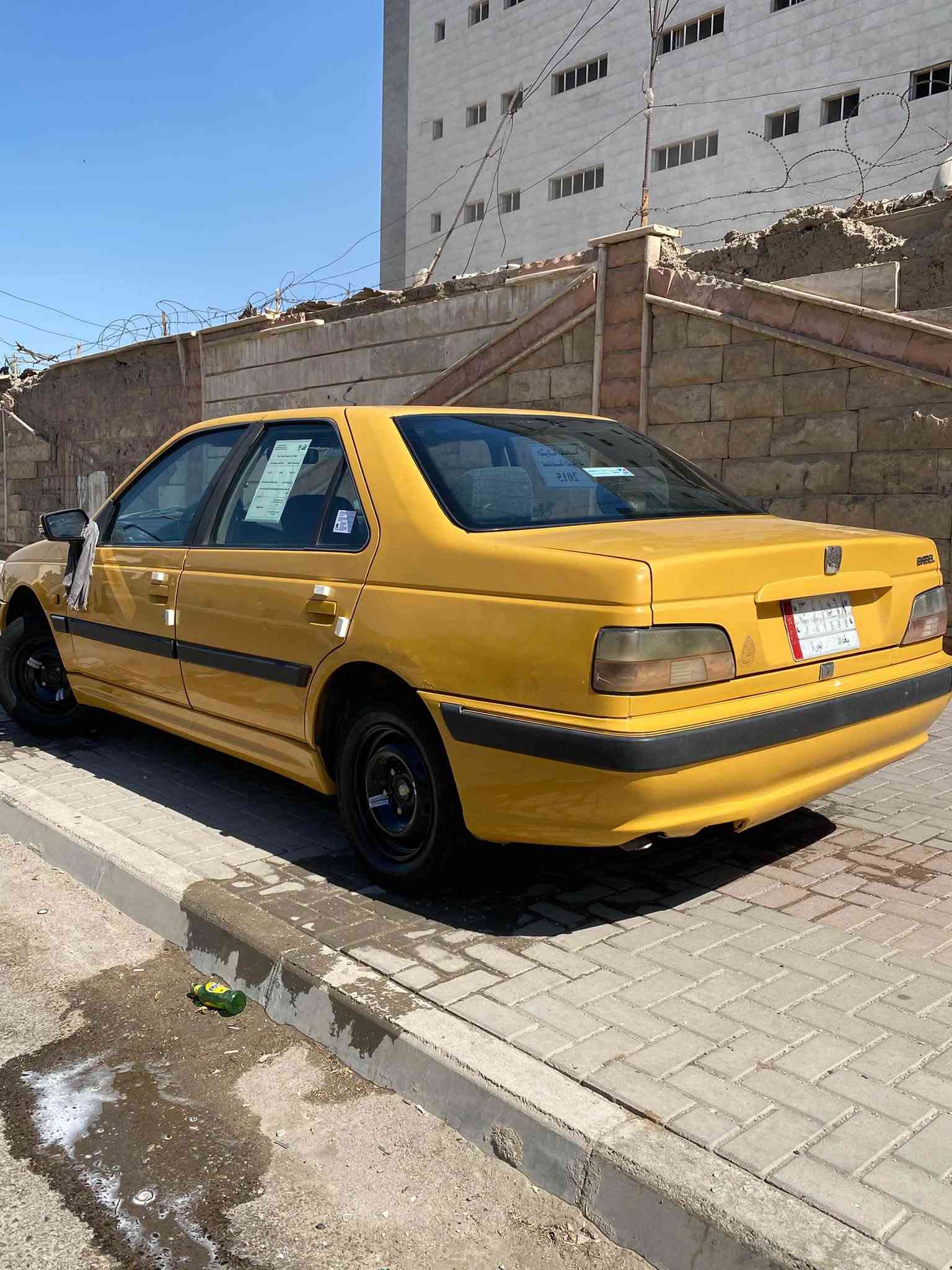 سلام عليكم. 

بيجو بارص للبيع موديل 2015 مكفوله لأضربه ولاتبديل صبغ كصه البنيد فقط مكينه وكير بل جيس حداديه امامي خلفي كله جديد تبريد ثلج تخم تاير جديد دواخل على وضع الشركه مصفره هيئه وغرامات رقم بغداد. إنكليزي باقي على استلام مكاني بغداد وسياره احله من الصور الاستفسار ***********
