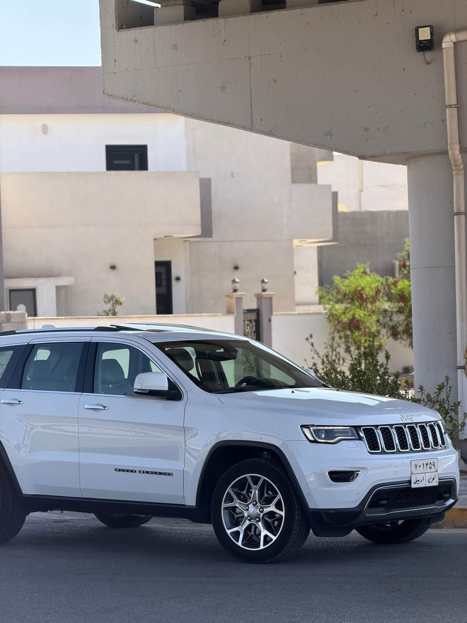 Jeep Grand Cherokee 2020 خليجي فول 1/1 - فئة / Limited Plus 
بانوراما، ويل 20 كروم، لايت عدسات LED، وحساسات امامية خلفية 
المحرك والميكانيك - وارد خليجي
•  المحرك: 3.6 لتر V6 Pentastar - 6 سلندر - 295 حصان 
•  الكير: اوتوماتيك 8 نمر ZF
•  الخليجي : راديتر تبريد اكبر، مروحة اقوى، فلتر هواء صحراوي، ودهن يتحمل حرارة
المواصفات الخارجية اللي مبينة بالصورة
•  سقف بانورامي يفتح بالكامل 
•  صندوق كهربائي يفتح بالقدم
•  لايتات زينون + LED نهاري + كشافات ضباب
•  ويل 20 انج كروم الماسي
•  دخول ذكي بصمة على 4 ابواب + تشغيل عن بعد
•  حساسات امامية وخلفية + كاميرا خلفية 
•  مرايا كهربائية بيها تدفئة وطي اوتو

داخلية الفول فول
•  المقاعد: جلد طبيعي لون بيج ، تدفئة وتبريد تدفئة ستيرن 
•  كهرباء: كراسي امامية كهرباء بذاكرة 8 اتجاهات، ستيرن كهرباء
•  الشاشات: شاشة كبيرة 8.4 انج Uconnect تدعم ابل كاربلاي واندرويد اوتو + شاشة عدادات 7 انج ملونة

انظمة الامان والرادارات 
•  رادار امامي + مانع تصادم اوتوماتيكي + مثبت سرعة متكيف
•  مراقبة النقطة العمياء + تنبيه حركة خلفية 
•  تحكم على المنحدرات Hill Descent Control
•  8 ايرباك، نظام ثبات ESP، مانع انزلاق، ABS، حساس ضغط اطارات، نظام تنبيه السائق
———
جامرلغ طرف سايق صبغ و ربع بونيد مصبوغ بدون دواخل
اي استفسار ***********
مكاني كركوك كركوك, العراق
