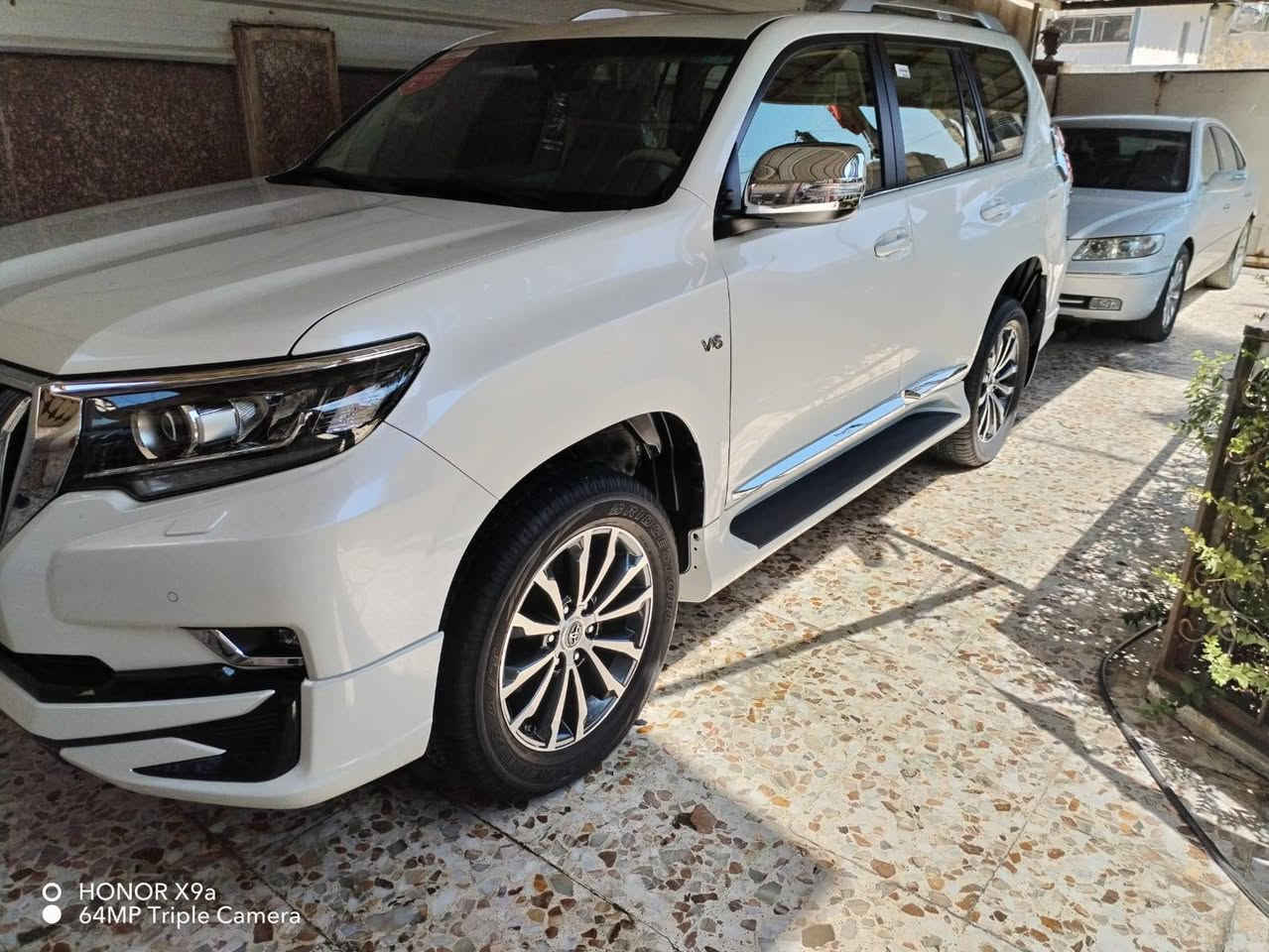 سلام عليكم برادو للبيع مديل ٢٣ vx باب اول اربع كامرات فول ماشي ١٤٠٠٠ الف فقط يعني زيرو مكفوله مكانها بغداد سعرها 550$ 
للأستفسار ***********

