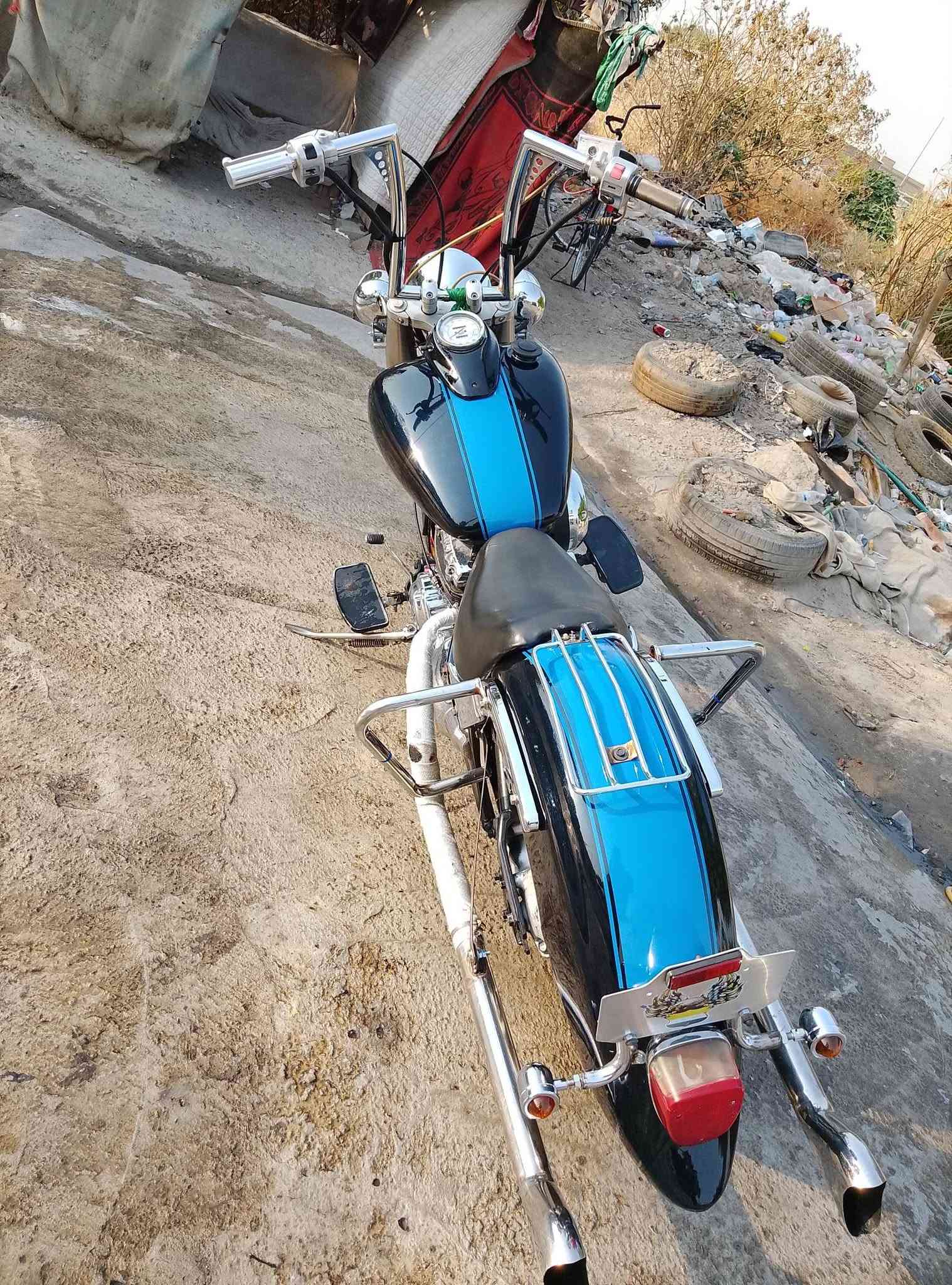 يالله السلام عليكم شباب دراك ستار 400cc
للبيع دراجه كامله ماناقصه اي شي اوراق  شوفه عينك 
1صالنصات يمنه ويسره 
2 لايت زنون عالي 
3 لون الدراجه بليل اسود بالنهار نيلي شذره تخبل
4كهربائيات كامله 
5 شي على شي دراجه ماناقصه اي شي فقط الدشلي مال السرعه 
ملاحضه اللون الازرك هذا لاصق شوكت متحب تغيره او شلعه ينشال 
السعر المطلوب 12$  مع مجال قليل ***********
