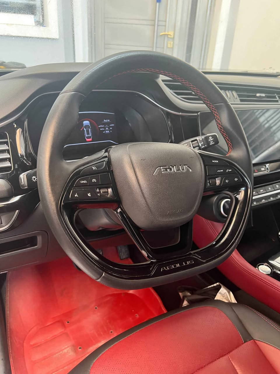 للبيع دونغ فنغ AX7 2023 (Aeolus AX7)
 السعر: 15,000 دولار 150 ورقه (قابل للتفاوض البسيط)
 رقم البصرة – السيارة باسمي
 الممشى: 45,124 كم  محرك 1.5 لتر تيربو  4 سلندر  دفع أمامي (Two Wheel Drive)  بانوراما  كشنات جلد أحمر مع تبريد للمقاعد الأمامية  شاشة كبيرة  رنكات وكالة  السقف أسود (Black Roof)  السيارة نظيفة جداً والاستعمال شخصي.
ملاحظة:
يوجد حادث سابق خفيف، تم صبغ الجاملغ الأيسر وباب السائق فقط بالكويت، وباقي السيارة بحالة جيدة.
 للاستفسار على الخاص أو الاتصال
*********** البصرة, العراق
