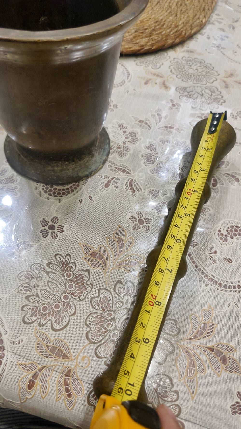 هاون نحاسي قديم وأصلي 🏺
قطعة تراثية مميزة، شغل ثقيل ومتينة، ويجي وياها المدق الأصلي.
مناسب للعرض والديكور، وللي يحب القطع التراثية القديمة والمقتنيات النادرة.
📏 الارتفاع تقريباً 16 سم
📏 طول المدق تقريباً 27 سم
وزنه تقريباً 6 كم
الحالة واضحة بالصور، مع آثار وتقادم طبيعي يعطيها طابعها الأثري الجميل.

💰 السعر: 250,000
 📍التوصيل/ لكافة محافظات العراق
للمهتمين مراسلة خاص.