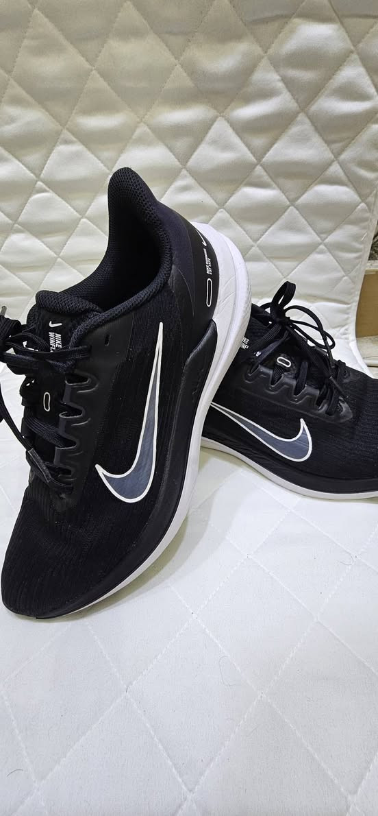 NIKE.ARI.CUSHLON.+
مستخدم اصلي اصلي اصلي  قياس 42 .طول 26.5 
قطعة مستخدمة نضافة  فول 
هاي تاخذهة 10 سنوات دك لبس بيهة  
ماعندي غيرهة هاي القطعة فقط 
السعر 55 واصل 
*********** واتس فقط
