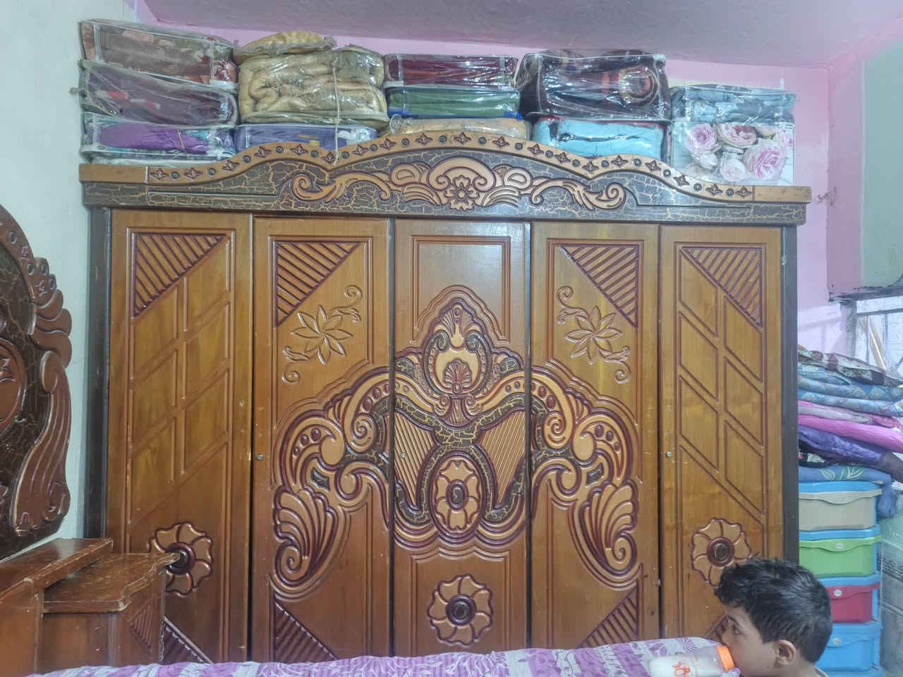 السلام عليكم 
غرفة گد الحال 
وسعرها مناسب ٣٠٠ 
وبيها مجال قليل المكان حي الفداء
***********
