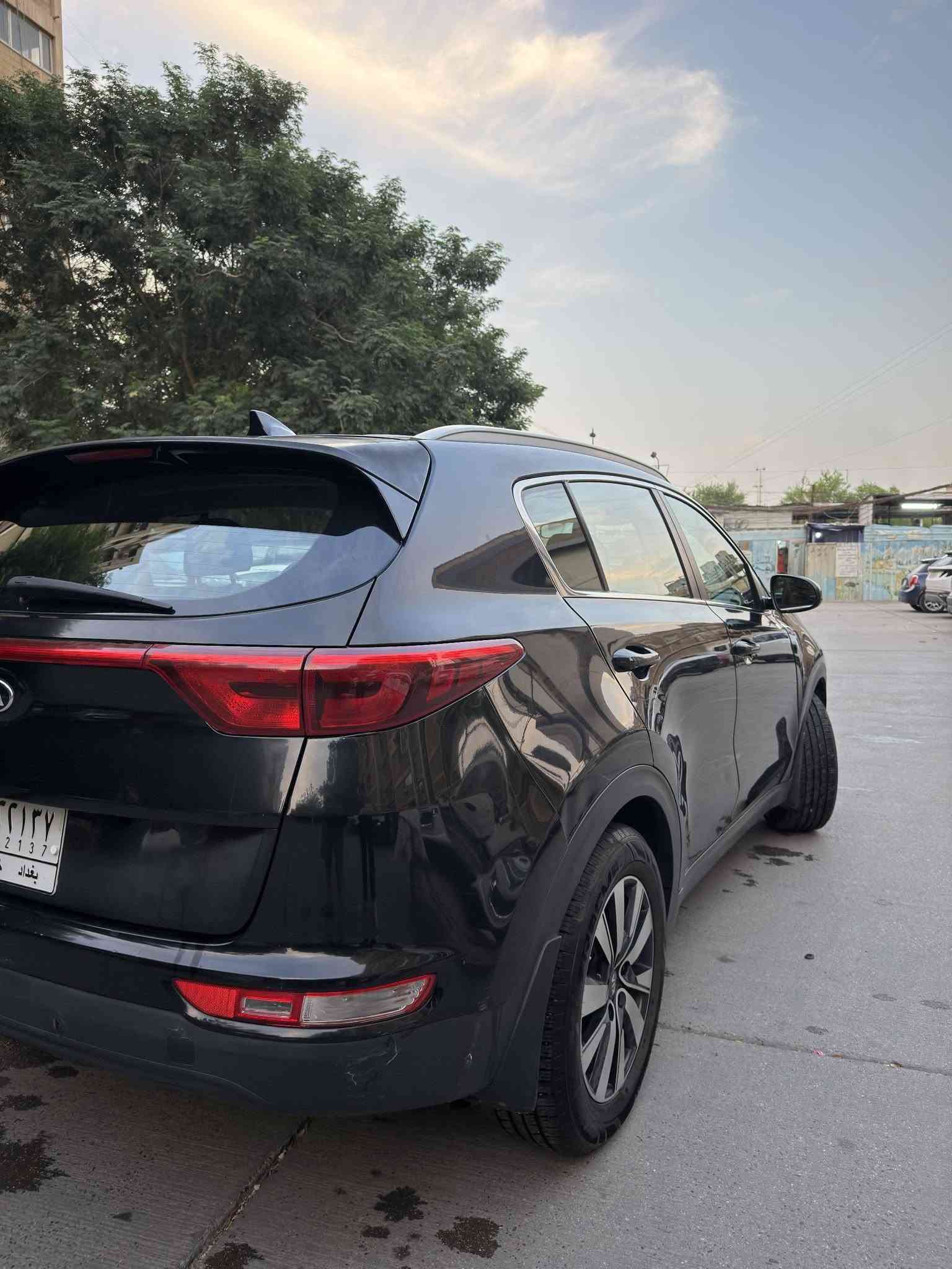 ((بيع بيع فقط بدون مراوس))
السعر مناسب جدا: 128 💲ورقة وبي مجال محدود بدون احراج ))

سبورتج 2017 وارد امريكي 
محرك : 2400gdi
مواصفات عادية
كامرة خلفية 
كشن السائق تحكم كامل كهرباء 
اضائة ترحيب 

ممشى السيارة: 78 ميل
--------------------------------------
عليها ادامة كاملة يم الحسام دهن كير دهن محرك تنضيف غرفة احتراق بلكات نوزلات باتري كله جديد + تخم تاير جديد ☑️
تبريد ثلج كير ومحرك مكفولات ☑️
حالة الغرفة: ممتازة☑️
حالة السيارة: جاهزة للاستعمال بدون اي مصرف ☑️☑️☑️
--------------------------------------
الحادث: بنيد جاملغين وباب السائق ❌❌
الجراد: قمارة (مكفولة من الصبغ لكن جاردة)وبنيد وجاملغ جاردات تعرفون اللون الاسود بالكوري يجرد(( لا يوجد سونار ))
+رقم الشاصي بالصور❌❌
--------------------------------------
اصوليات السيارة: رقم بغداد بأسمي تحويل مباشرتاً بعد البيع ☑️
--------------------------------------
موقع السيارة🌏: بغداد مجمع 28 نيسان الصالحية 

--------------------------------------
رقم الهاتف واتساب: ***********

((((غير متواجد ماسنجر وتعليقات))))

الراغب بالشراء يتصل او يراسل واتساب 
التفاصيل كلها مذكورة اخوان ارجوا متنعاد الاسئلة تحب تفضل وشوفها وطابق بكلامي بالواقع تحياتي للجميع 🤍
