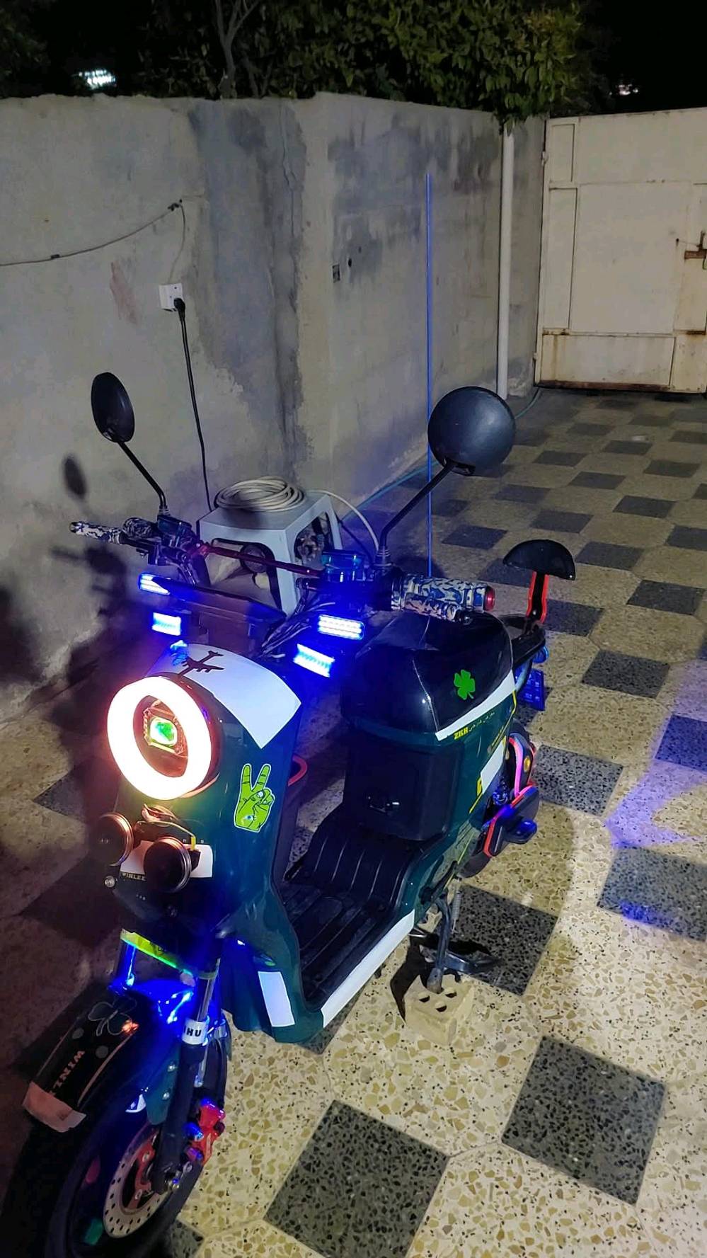 R9للبيع ب550وبيها مجال المكان بغداد المحمودية 
للتواصل/***********