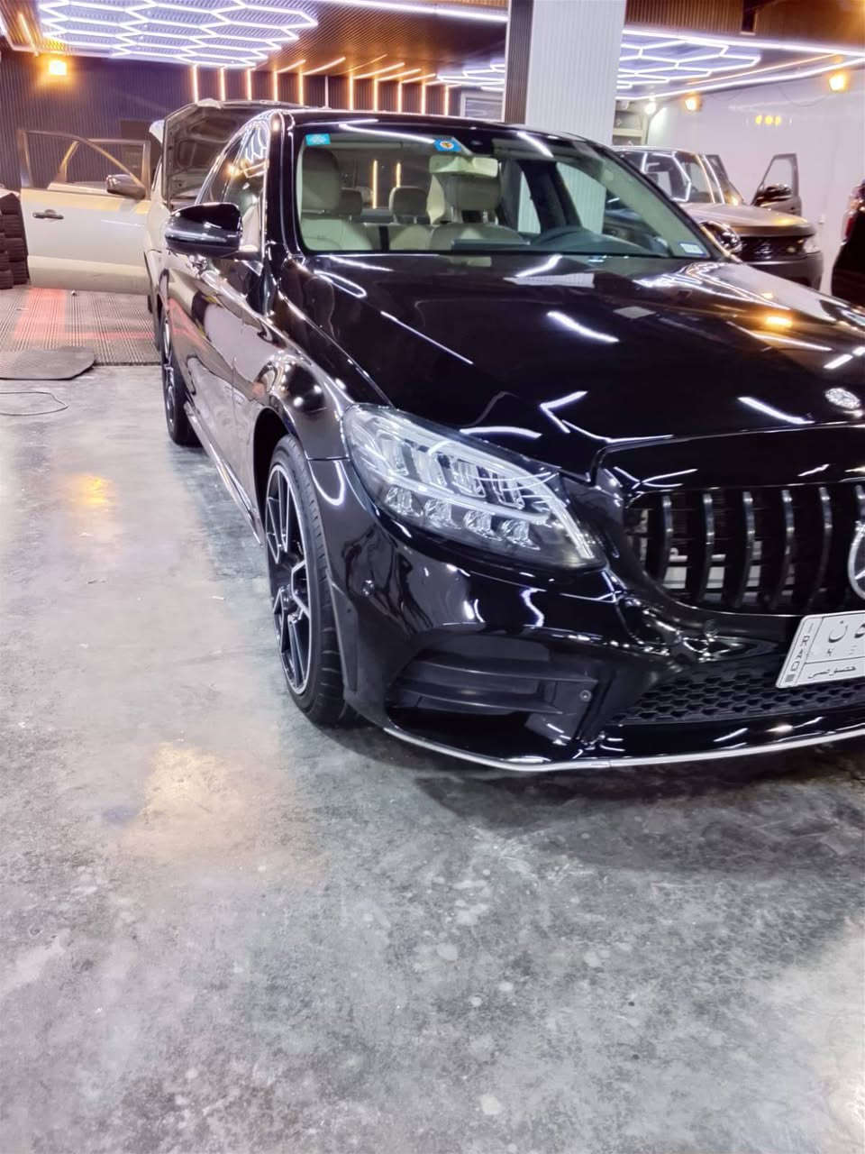 السلام عليكم
مارسيدس للبيع c300 موديل 2019 
سيارة حادث بيها بداية البنيد وبداية الجاملغات الامامية حادث امريكي فقط 
بدون لا شواصي ولا افخاذ شرط 
فتحة سقف 
شاشة كبيرة 
داخل عسلي وبيجي 
تدفئة كشنات وباقي المواصفات المعروفة 
رقم بغداد تحويل ثاني يوم 
موجودة كربلاء 
السعر شدتين وخمس اوراق 20500$ 
رقم الموبايل ***********
***********
ماشية 98 ميل 
السيارة ما ناقصها شي وسيرفس كامل
