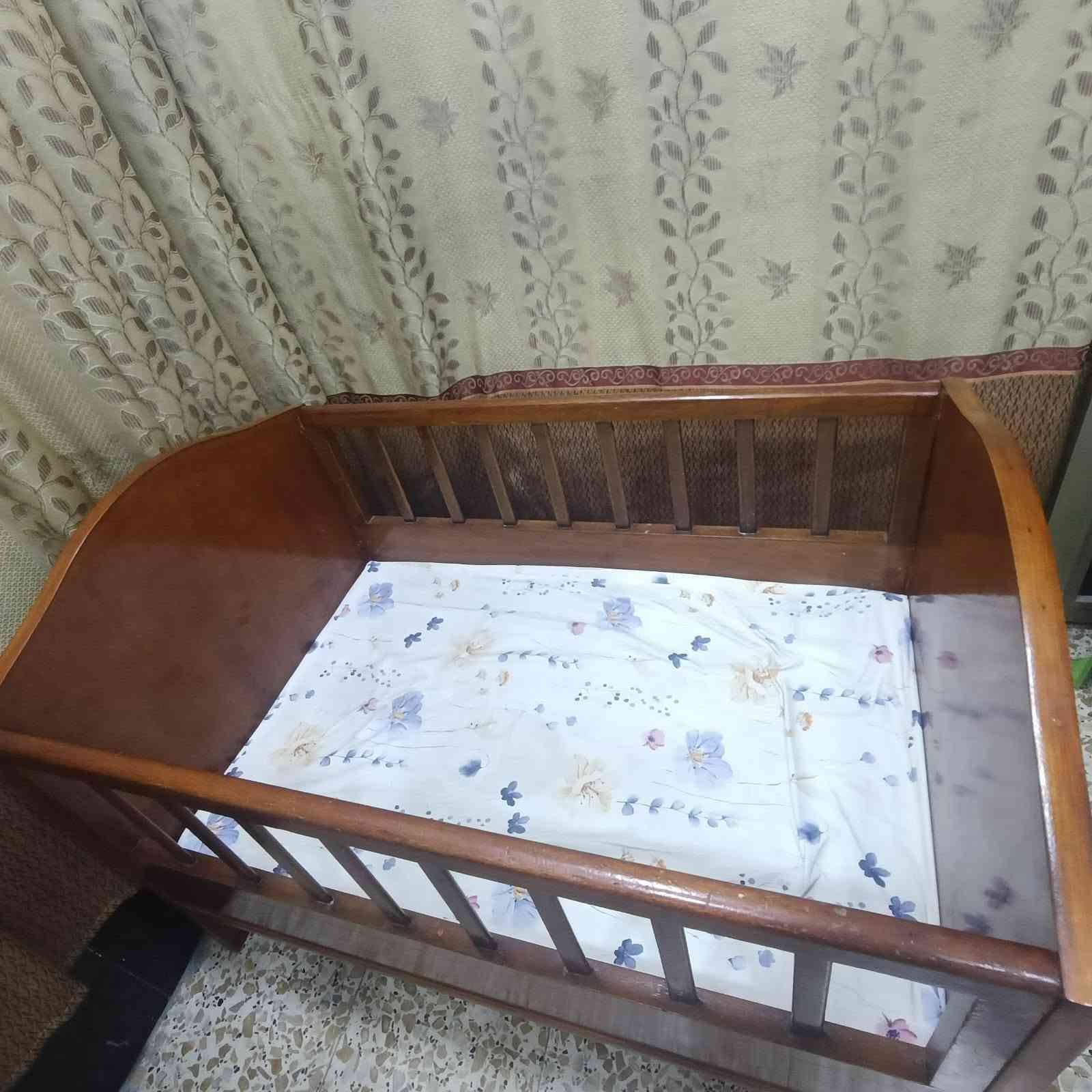 السلام عليكم للبيع سرير اطفال  ارتفاع ٩٤ عرض ٩٠ طول  ١٣٨  وياه دوشك سفنج اصلي السرير شغل درجة أولى  مكاني بغداد حي النصر هاتف ***********  [ السعر ١٥٠ ]
