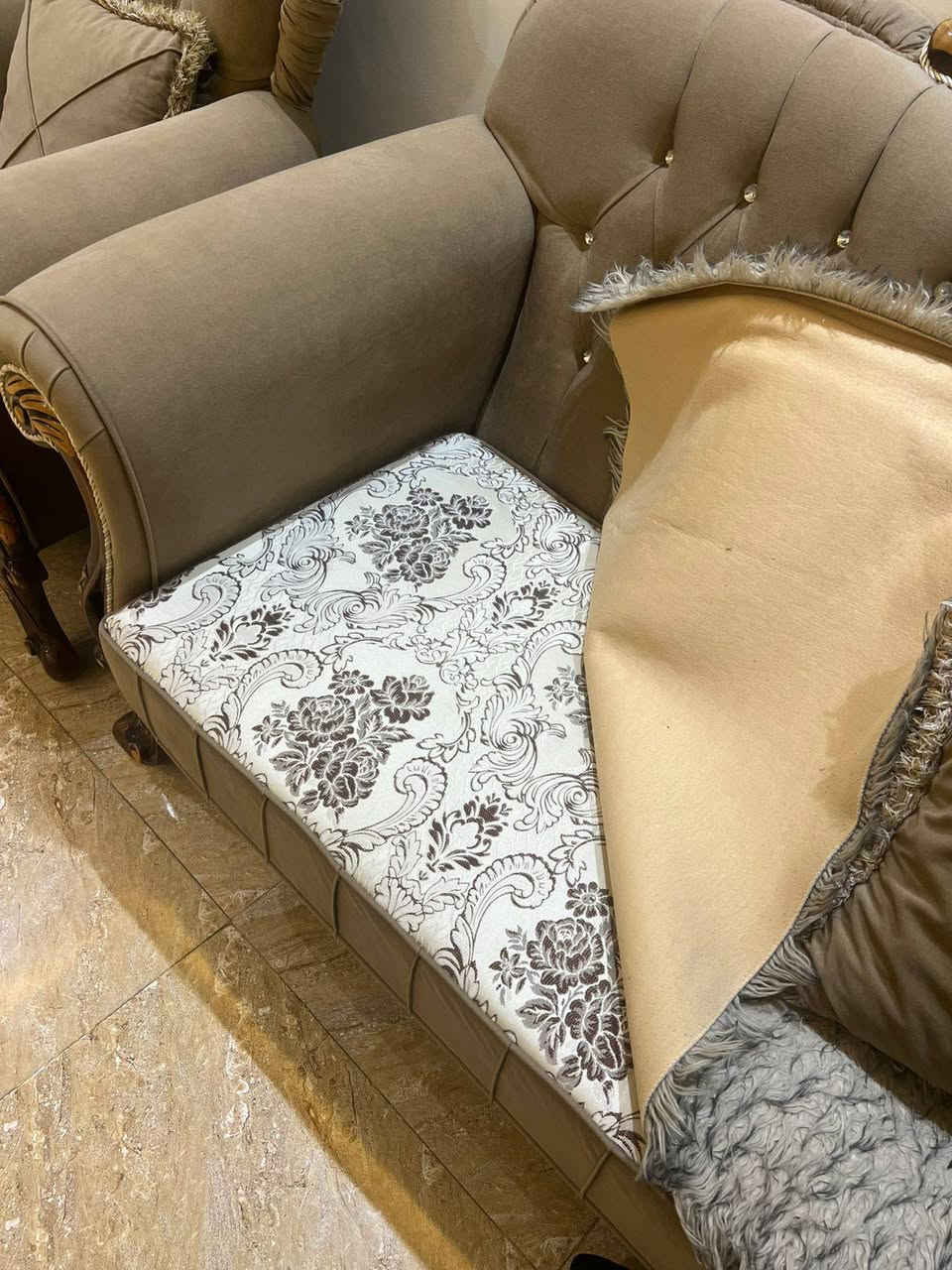 السلام عليكم. هاذا كدامكم تخم رسمي تركي. نضيف مابي اي ضررر.  للبيع السعر 750. وبي مجال.
***********
السلام عليكم. هاذا كدامكم تخم رسمي تركي. نضيف مابي اي ضررر.  للبيع السعر 750. وبي مجال.  ١٠ مقاعد
