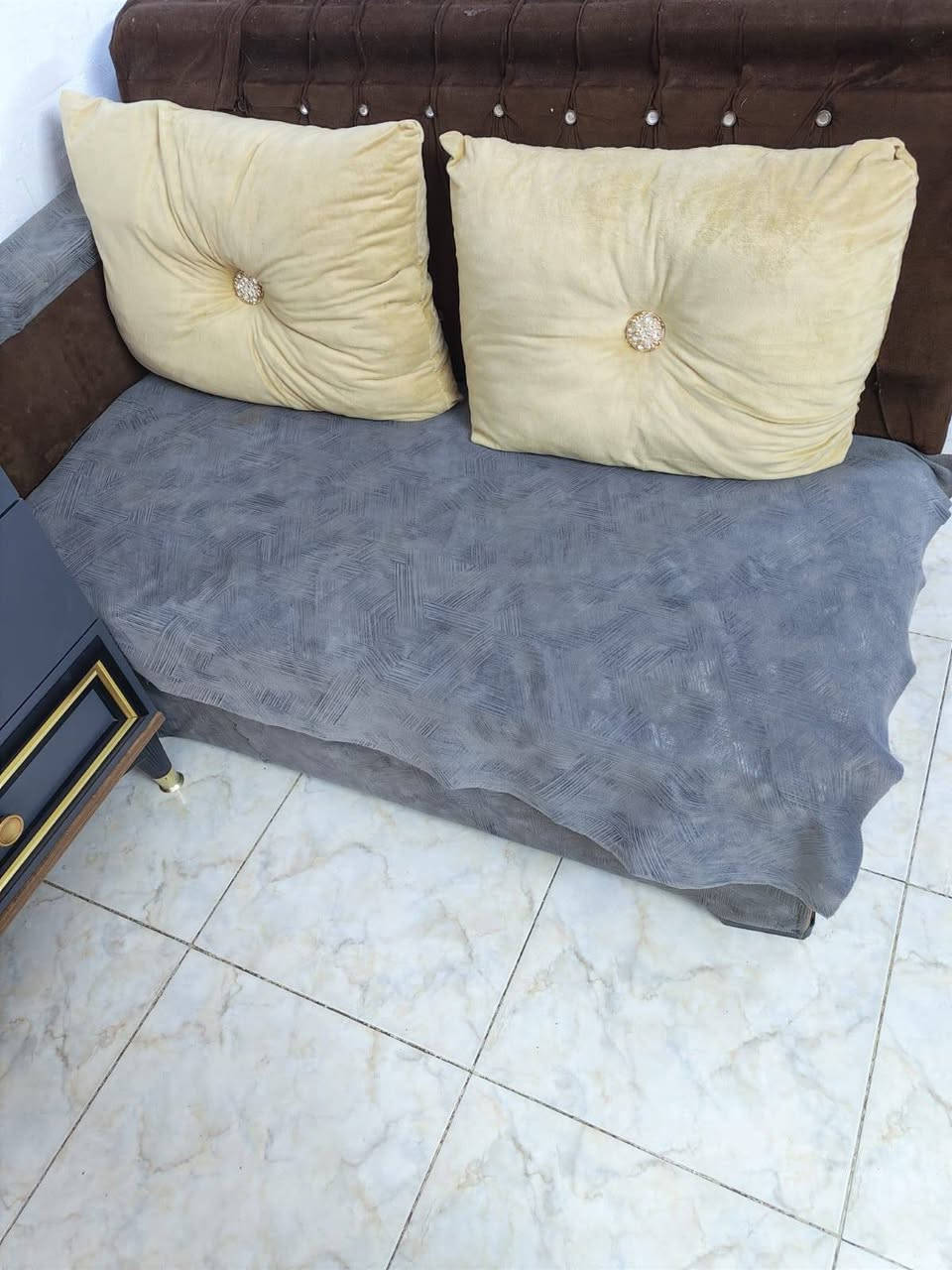 السلام عليكم 
اغراض مستخدمه للبيع المكان الدولعي الاستفسار الاتصال على الرقم ***********
