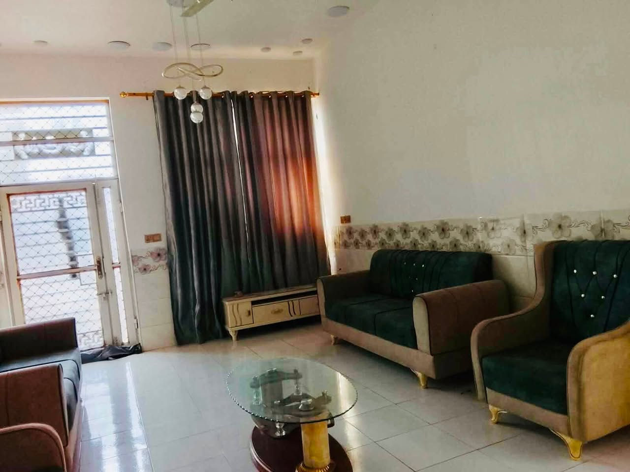 🏡 دار موقع مميز وبسعر مناسب وبناء حديث
📍 الموقع: حلة حي الرضا الثانية 
طابو زراعي سند 25
✅ طابقين.
📐 المساحة بالسند: 135 م².
📐 المساحة واقع الحال: 200 م².
🛏️ 3 غرف نوم (غرفة في الطابق الأرضي وغرفتان في الطابق العلوي).
🛋️ هول استقبال.
🍽️ مطبخ.
🚿 3 حمامات.
🚗 كراج.
🪜 درج دور 
بيت ركن عرض الشارع ١٤ متر 
السعر ١٢٥ فقط مع الاثاث للاستفسار ***********
