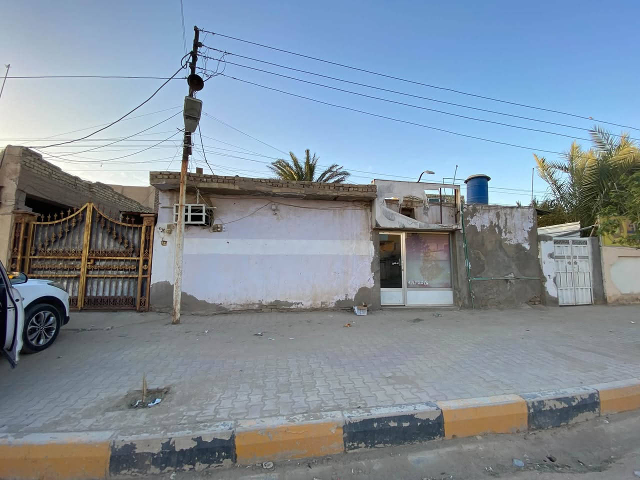 سلام عليكم بيت البيع بحي الوائلي شارع النسيج بيت 🏠 مساحته 480متر
واجهيت البيت 16 متر 
نزال البيت 30 
يحتوي البيت 
1غرفه 6x3/5
2غزفه5x3/5
3غرفه4x3/5
4غرفه4x3/5
المطبخ 4x3/5
البراني 6x5
صاله عائليه 6x5
الكراج البيت 🏠 13مت
سعر البيت $500 وبي مجال بصيط 
لاستفسار عله الرقم *********** وبي وتساب
