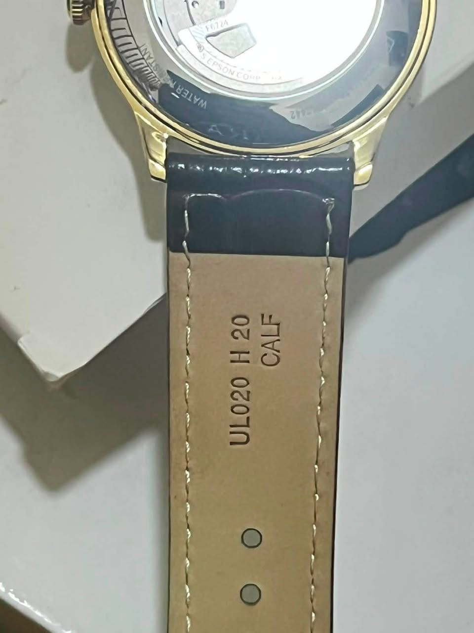 الفخامة اليابانية والتصميم الكلاسيكي الأصيل في قطعة واحدة ⌚✨
إذا كنت تبحث عن التوازن المثالي بين الأناقة الراقية والعملية الجذابة، فإن ساعة Orient الكلاسيكية هي اختيارك المثالي.
 تصميم راقٍ: ميناء أبيض ناصع بإطار ذهبي أنيق يعكس الذوق الفاخر.
 راحة وأناقة: حزام جلدي فاخر بنقشة التمساح باللون البني الكلاسيكي، ليضمن لك الراحة طوال اليوم.
 دقة يابانية: جودة وصناعة متقنة تدوم طويلاً وتناسب كافة المناسبات الرسمية واليومية.
 علبة فاخرة: تأتي في علبتها الأصلية الفخمة، مما يجعلها هدية مثالية لمن تحب.
✨ اجعل إطلالتك تكتمل بالتفاصيل التي تصنع الفارق.
📩 للطلب أو الاستفسار: ***********
