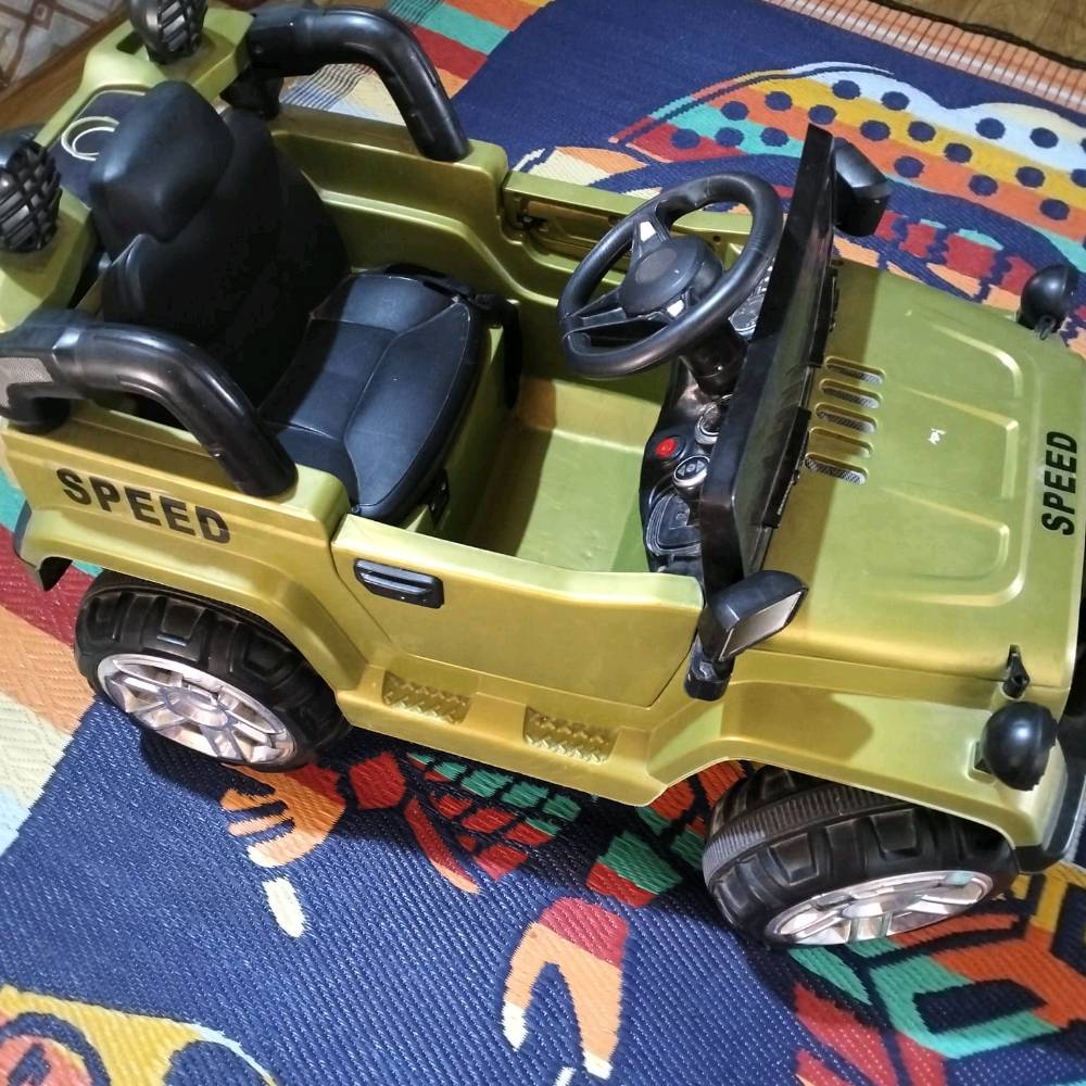 للبيع سيارة شحن أطفال 🚘
​المواصفات:
✅ تشتغل بريمونت للأطفال الصغار + قيادة يدوية للطفل.
✅ تمشي أمام وخلف.
✅ بيها أغاني وموسيقى وإضاءات (كلوبات واشاير وهورن). 
✅ السيارة نظيفة وكلشي بيها شغال.
​السعر: خاص واتساب 
الهاتف: [***********]
