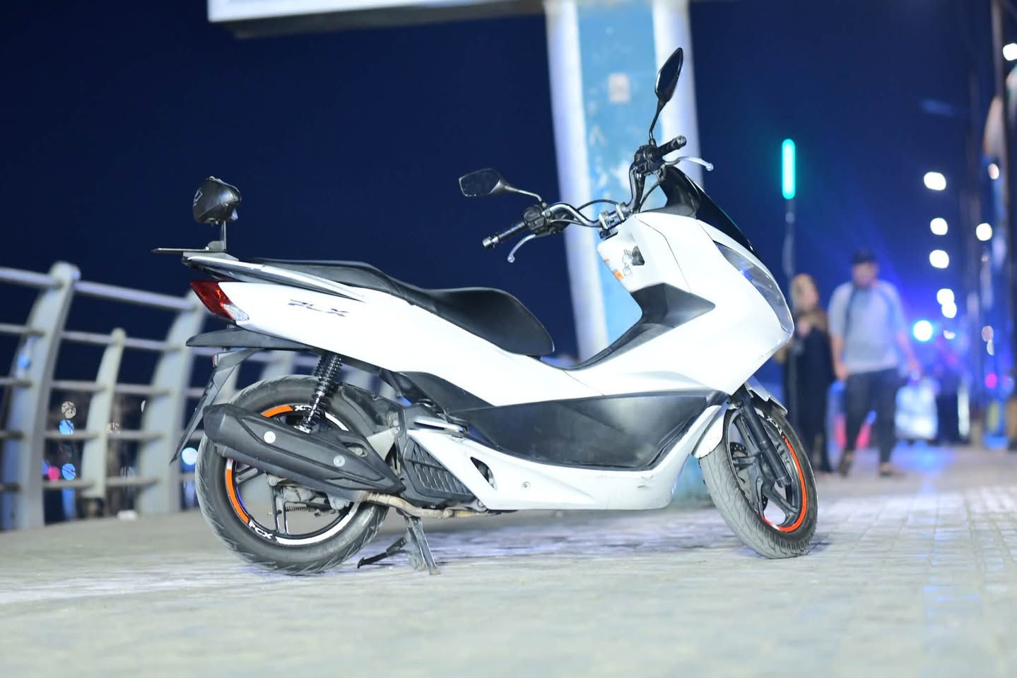 السلام عليكم Pcx
للبيع الدراجة. نضيفه فول مواصفات مكفوله ***********

نص مكتوب في الصور:
- نستعيد القرار ونبني الدار