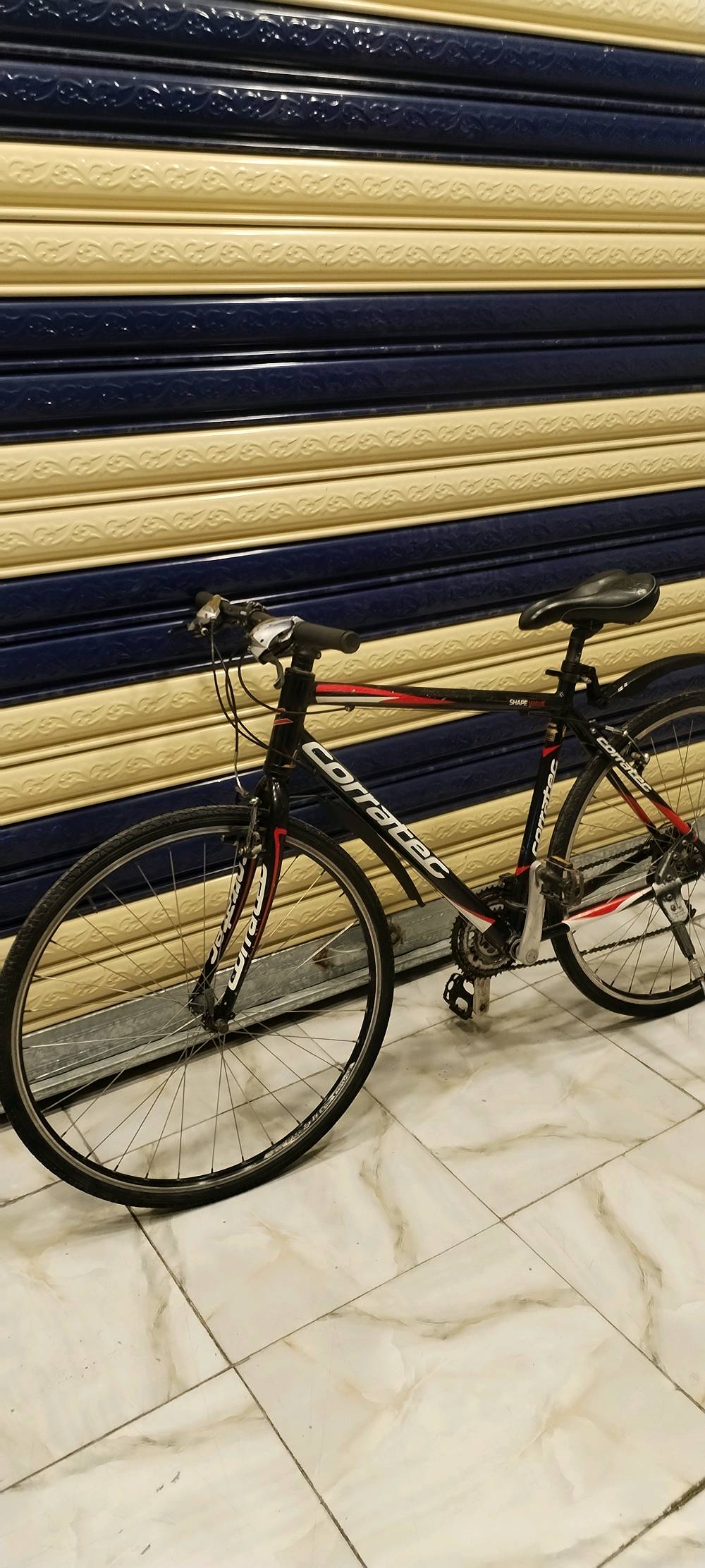 🚴‍♂️ للبيع دراجة Corratec C700 ألمانية أصلية 🇩🇪

السلام عليكم كباتن 🌹

دراجة Corratec C700، ماركة ألمانية معروفة، مواصفات مميزة ومريحة جدًا بالقيادة.

🔥 المواصفات:

🛞 حجم العجلات: 28

📏 قياس الفريم: M – Medium

💪 فول ألمنيوم — خفيفة وعملية

🎨 اللون: أحمر × أبيض × أسود — شكل رياضي وفخم

⚙️ القير الخلفي Shimano Alivio أصلي

🔄 نظام السرعات Shimano 3×8 — 24 سرعة، سحب ودفع وسلاسة بالتبديل

🛑 بريكات Zzyzx V-Brake

🛞 ويالات طبقتين مصممة للتحمل والاستخدام العملي

🚲 تايرات Deestone أصلية – Hybrid

🪑 سرج طبي Zzyzx أصلي مختوم من الشركة

⚙️ ستيرن رياضي Zzyzx

🔒 قفل سرج Allenkey

🧼 الحالة:

نظافة تقريبًا 90%

توجد فعصة بسيطة جدًا بالهيكل، ما مأثرة على الاستخدام وما تبين بشكل واضح.

الدراجة مداومة ومكملة صيانة وتصليح عند أبو ياسر المعروف.

💰 السعر: 250 الف

وبيها مجال بسيط للجادين

📍 الموقع: بغداد – حي القاهرة، قرب جوازات صليخ

📞 ***********

الدراجة مريحة جدًا بالقيادة ومناسبة للاستخدام اليومي والمسافات