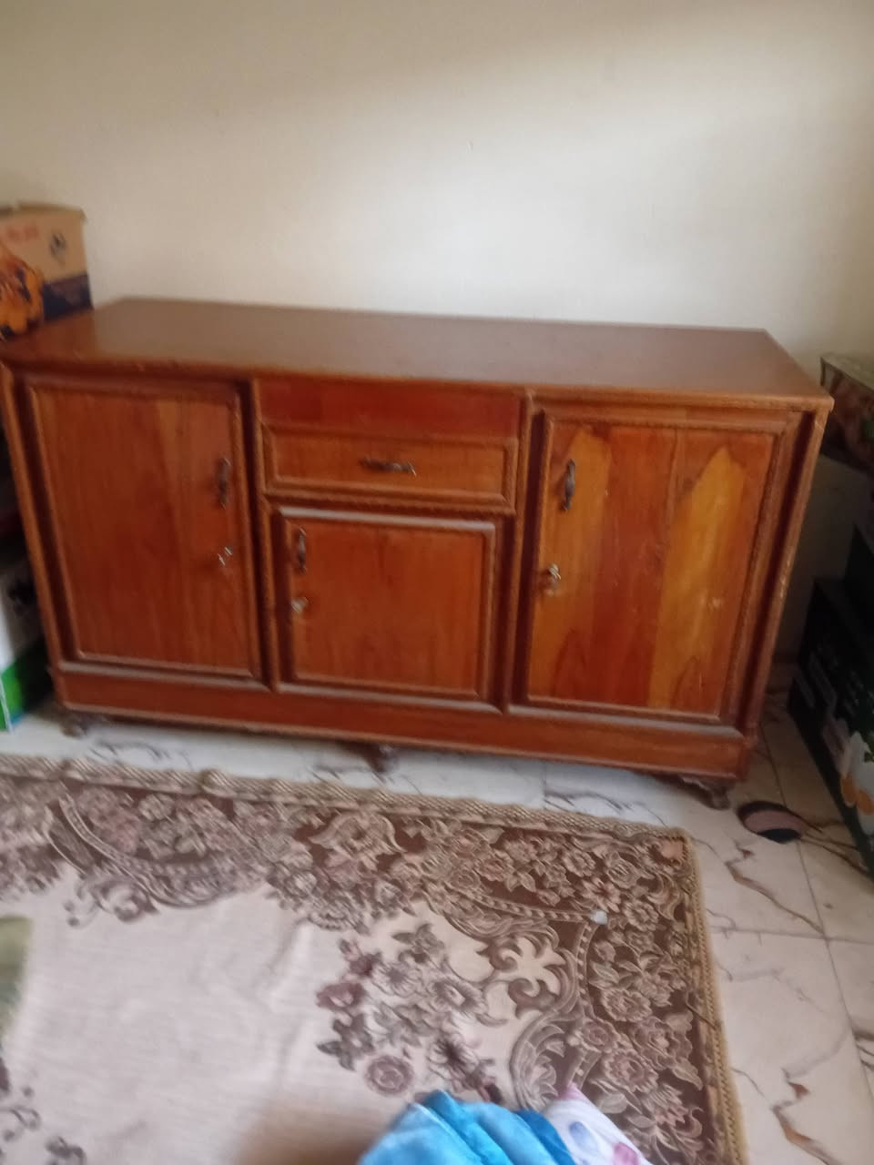 السلام عليكم قنفه للبيع ٦٠ ألف والبوفيه ١٢٥ ألف صاج اصلي والمكيف ٢٥٠ تبريد وتدفئه ، هذا الرقم بي واتساب ***********
