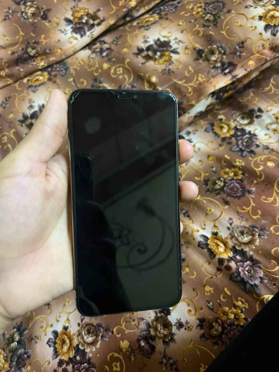 السلام عليكم للبيع فقط آيفون XsMax ذاكره 256 الجهاز مستبدل شاشه وبطاريه البطاريه 100 الشاشه نوعيه وسط السعر 180 وبي مجال ***********
