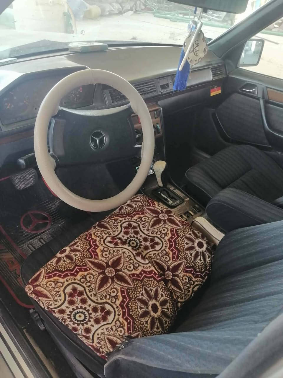 سلام عليكم مارسدس دب موديل 90 رقم بغداد نكليزي مداور ثاني يوم سياره مكفوله حداديه تخم تاير كهربايات كله شغله مكينه ثنين ونص مكفوله كير مكفول لسعر 44 وبيه مجال *********** المكان دوانيه
