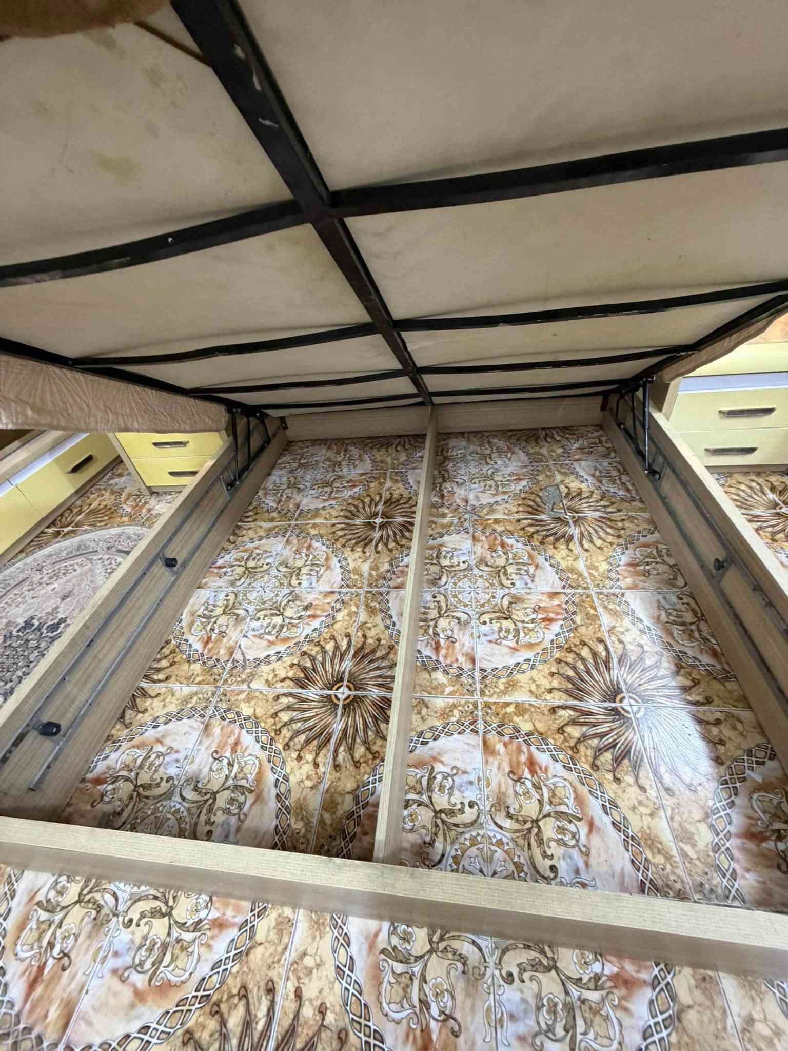 غرفه تركي ٩ قطع خشب كله ثقيل سرير جك  نشرات كلها شغاله نضيفه كلش
مكان حله قرب جسر بته سعر ٧٥٠ وبيها مجال بسيط
