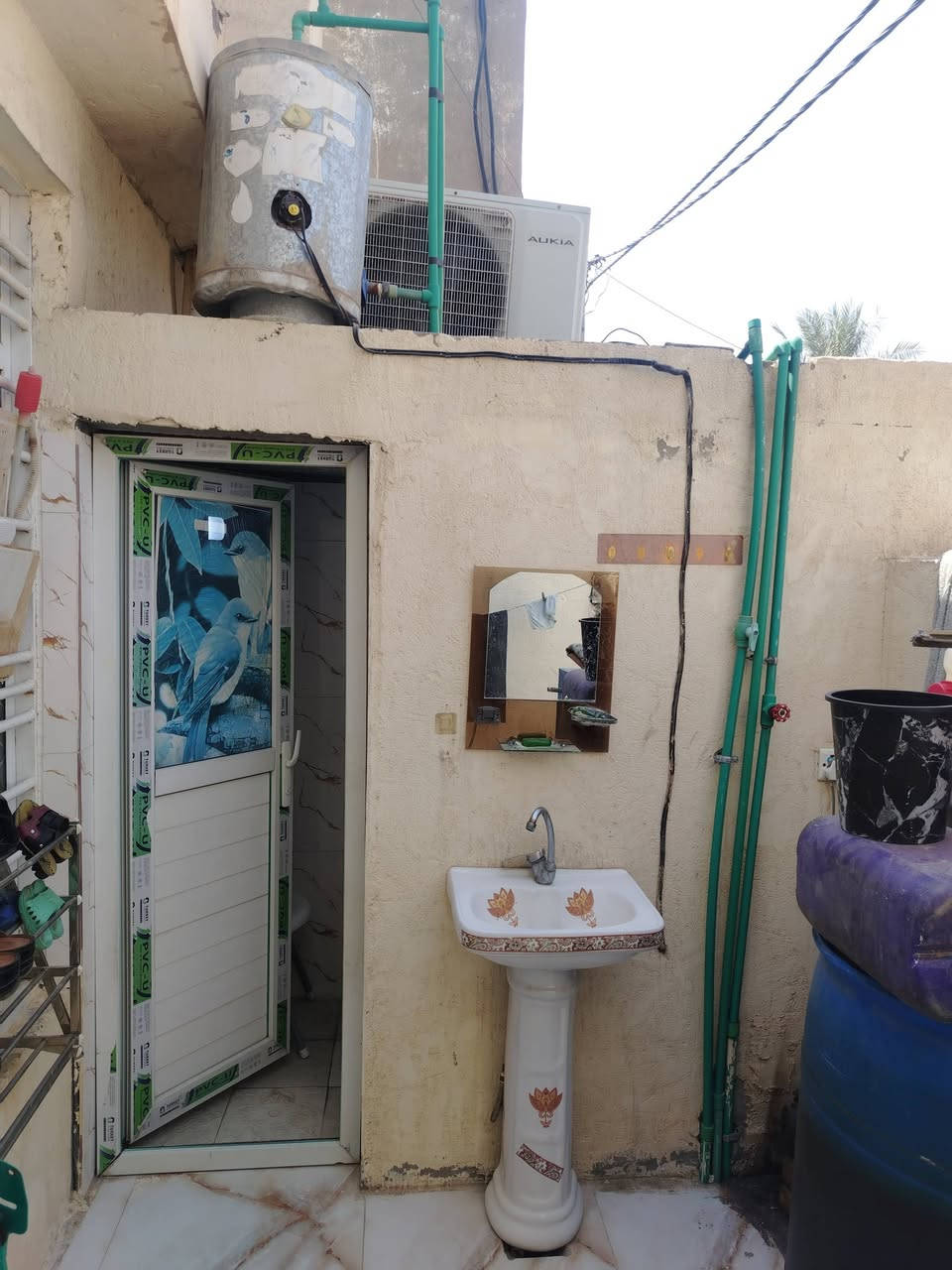 السلام عليكم بيت للبيع بحي العسكري قرب روضه قطر الندى مساحه 100 م يتكون البيت من مدخلين مدخل على الاستقبال ومدخل على البيت وطارمه وحيات خارجيه وداخليه واستقبال وصاله صغيره وغرفه نوم ومطبخ السعر 75 وبي مجال الاتصال على الرقم ***********
