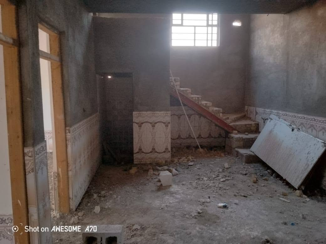 يالله 
بيت للبيع زراعي المساحه 200م بناء 
و60متر ترك  كامل 260م 
بيت بناء جديد بلوگ وعكادة 
يتكون من غرفتين وصاله وصحيات ومطبخ وديوانيه وصحيات خارجيه مع ساحه وسياج 
بيه نواقص قليله ارضيه وكهربائيات ربط 
وترتيبات تجي وتشوف بعينك 
مكانه طريق سوق الشيوخ فضليه قرب مدرسة الامام الباقر 
تقريبا 300متر عن الشارع العام اوقل شويه 
بيت مرتب وشغله حلو ومناسب 
سعره 42 وبيه مجال 
للاستفسار اتصال 
***********
