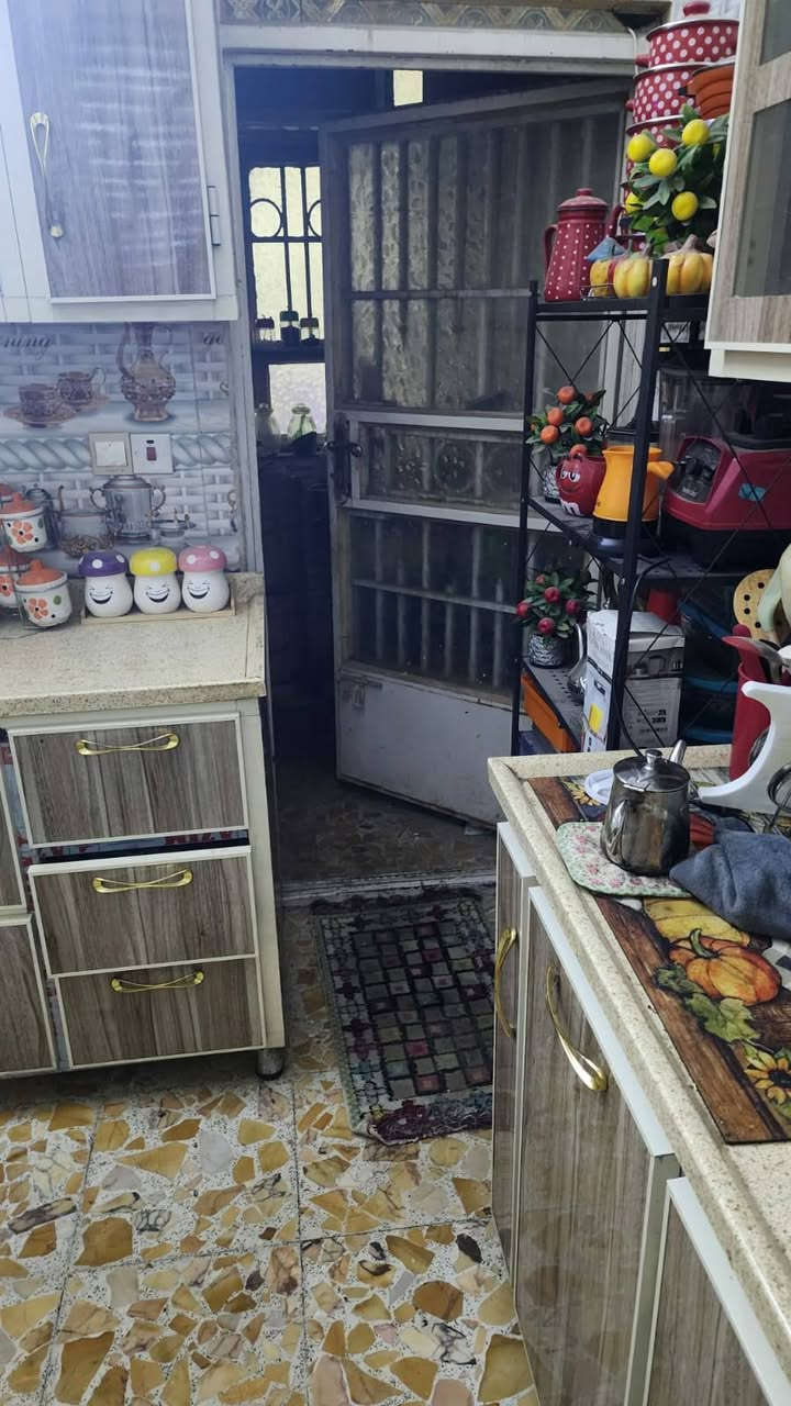 بيت للبيع 100متر  5×20 الزعفرانية اربع شوارع شارع محمد البياتي اول فرع
على ايدك اليسار الشراي يتصل بيت طابق ونص ***********اتصال
