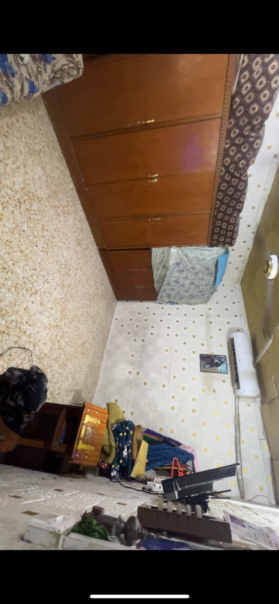 سلام عليكم بيت بزعفرانيه نهايه الأربع شوارع خلف جامع الكيلاني سند 25 بناءَ البيت سندويش بلكامل 100 متر جاهز من كلشي سعره 50 وبي مجال انشالله ***********
