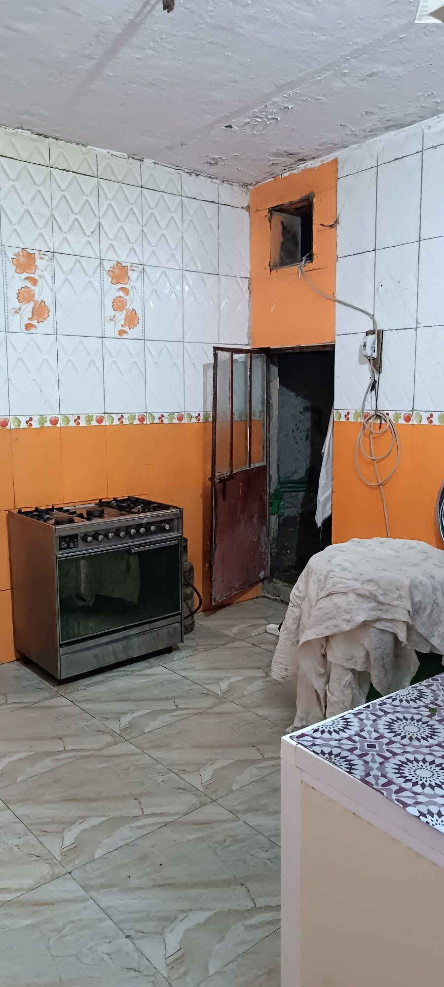 السلام عليكم 
معروض للبيع دار سكن مساحه (٢٠٠) م طابقين 
 في منطقة حي الشهداء على ساحه قرب جامع المحسن 
بناء وسط كونكريت قديم طابوق.طابقين 
يحتوي على 
استقبال وصاله 
غرفه نوم عدد (٢)
مطبخ وصحيات داخلية وخارجية 
الطابق الثاني 
غرفه نوم عدد (٣) 
صاله وصحيات 
السعر (١٧٠) مليون قابل للتفاوض 
للاستفسار الاتصال واتساب ***********
مكتب المدار الذهبي للعقار 
.... ........ ...... ......
نتشرف بزيارتكم الى مكتبنا 
حي الشهداء الشارع الرئيسي قرب جامعة العين مقابل مطعم بركه موسى الكاظم ع مكتب المدار الذهبي للعقار
