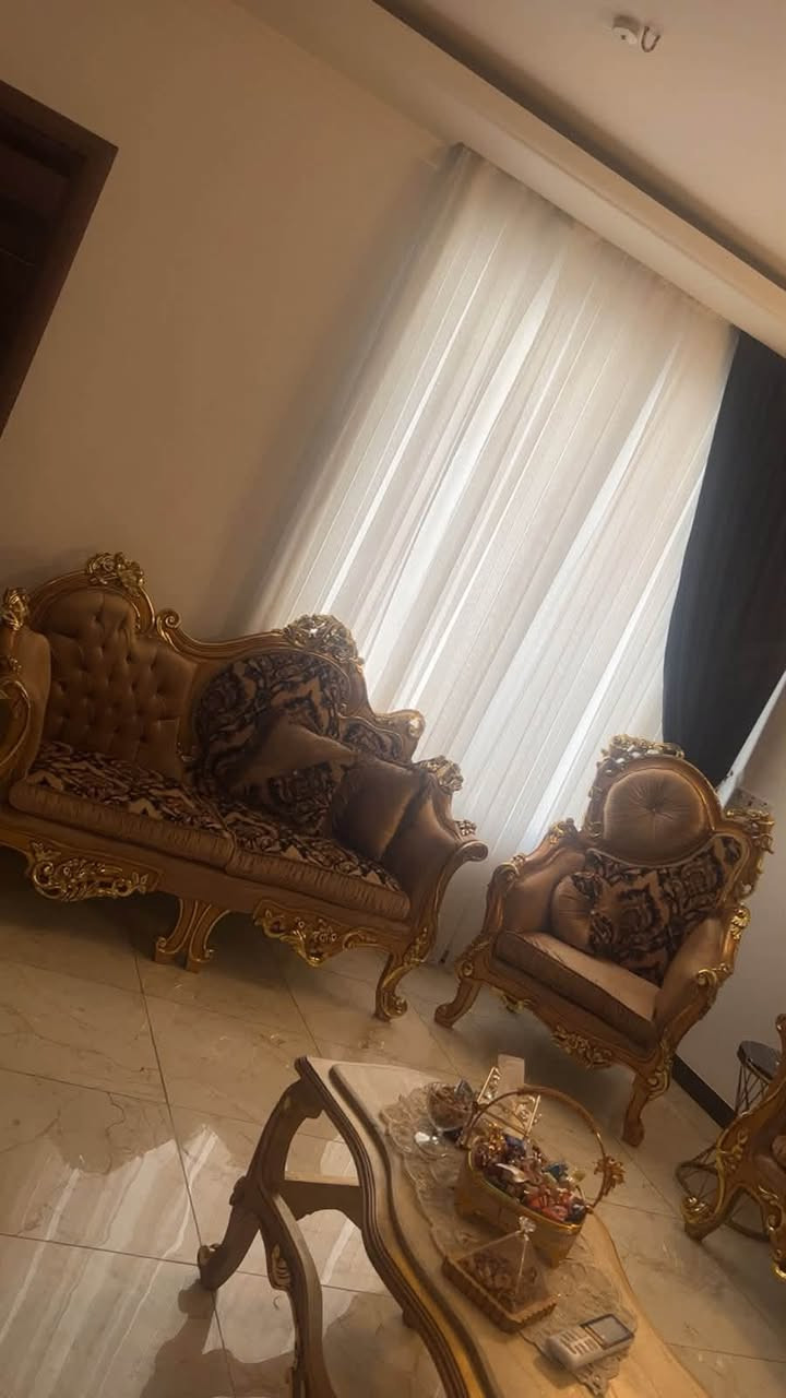 السلام عليكم يوجد تخم مصري مسخدم خشب دمياط 10 مقعد النظافه 70% في بغداد ***********
