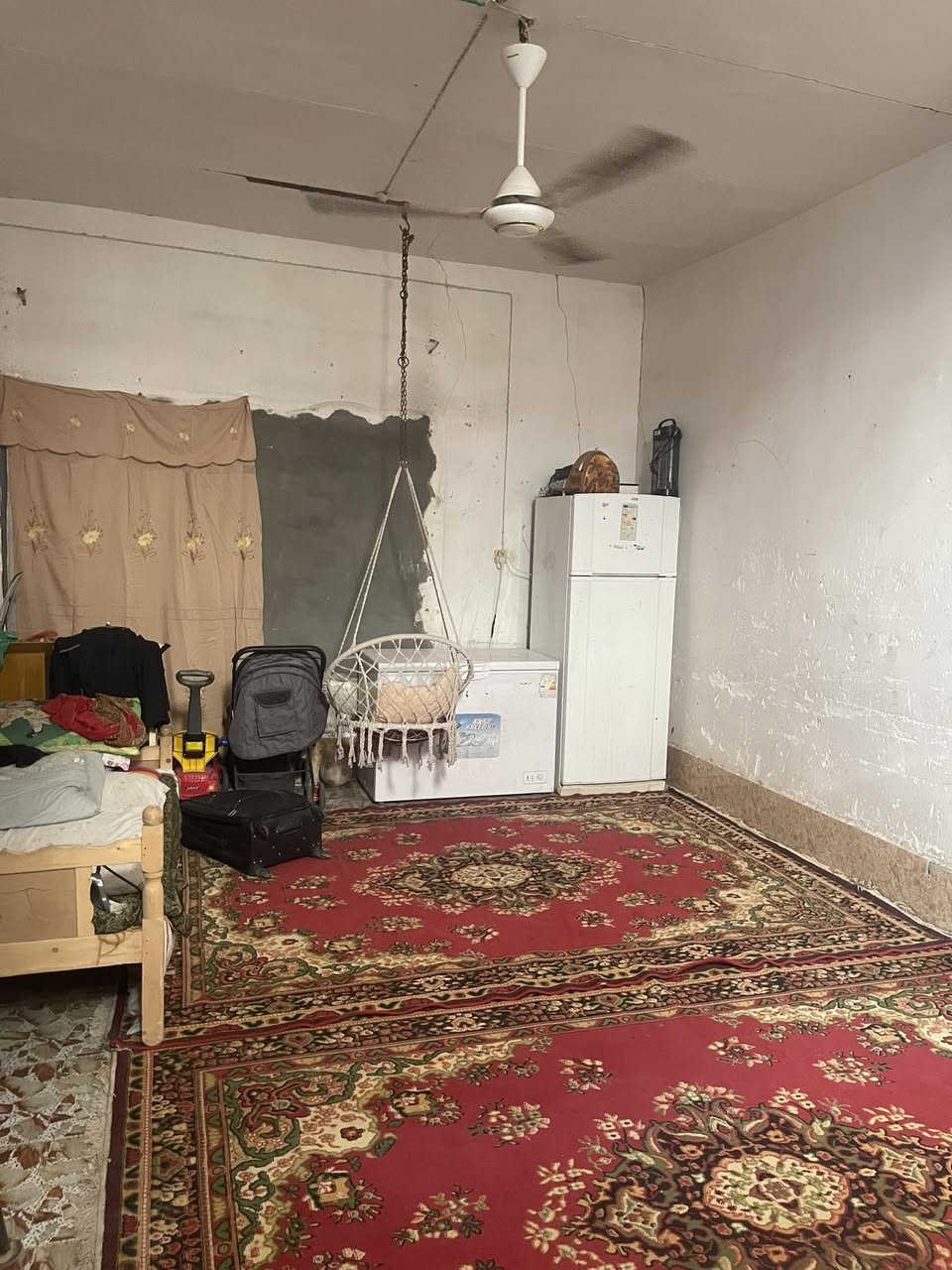 يااللله بيت للبيع المساحه 430متر زراعي سند 25يحتوي ع غرفه وصاله وستقبال ومطبخ البناء بلوك  العنوان طويريج بدايه الرشيده شارع البو حساني لاتصال ع الرقم ***********

