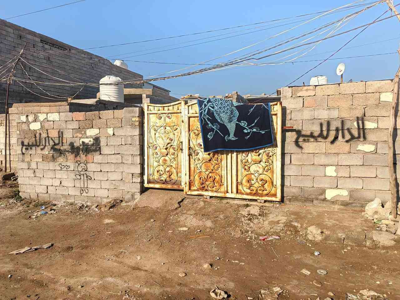 دار للبيع ركن يتكون من غرفتين نوم صالة ستقبال مطبخ حديقة عنوان دور نواب الضباط على شارع ستين مساحة ٢٠٠م السعر خاص***********

