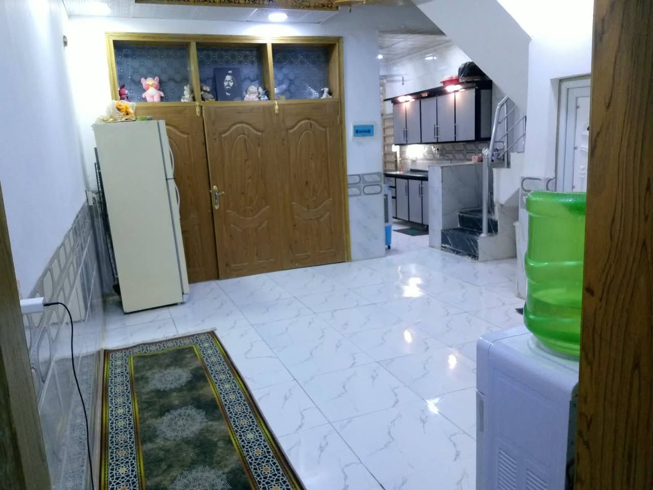 السلام عليكم اعادة نشر
البيت الي مو دلال، 
بيت مساحة 100 متر ب42 وبي مجال للشراي ، بيت شغل جناي واجهة 6 ونص 
متكون من غرفة 6*4
وصالة 5*7
واستقبال 5*5 
منور داخلي 
سقوف صب كونكريت وثانوية
سطح شتايگر بيت نظيف وعلى ايدي
صحيات داخلية وخارجية 
شارع تبليط وخطين كهرباء 
مدارس وسوق قريب 
العنوان نجف حي اليرموك/ مقابل قرية الغدير عمود 327 طريق الزوار 
للتواصل. ***********
واتساب  ***********
