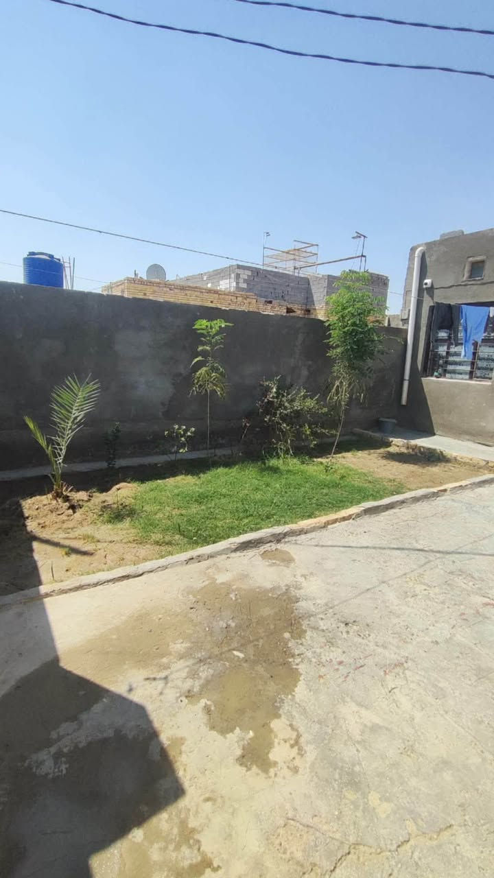 بيت للبيع
 المساحة: 200 الوجه 10 والنزال 20 
يحتوي على:
غرفتين مساحة كل واحدة 5x4
صالة 4x7
استقبال 4x7
مطبخ 4 ونص 4x
صحيات داخلية وخارجية
حديقة ١
المواصفات: الاستقبال، المطبخ،
والصحيات الخارجية جاهزة ومكسوة
بالسيراميك .
الغرفتين والصالة
غير ملبوخات (بحاجة إلى إكمال التشطيب). الخدمات متوفرة بالكامل: ماء، مجاري، كهرباء، بلدية ، شارع سبيس. 
الموقع: قلعة سكر / حي الزهراء
(الماشوشة)
ملاحظة/بناء بلوك بتلو عالي السقف
عكادة البناء جديد
للاستفسار مراسلتنا على الخاص او الاتصال او المراسلة على الواتساب ***********
