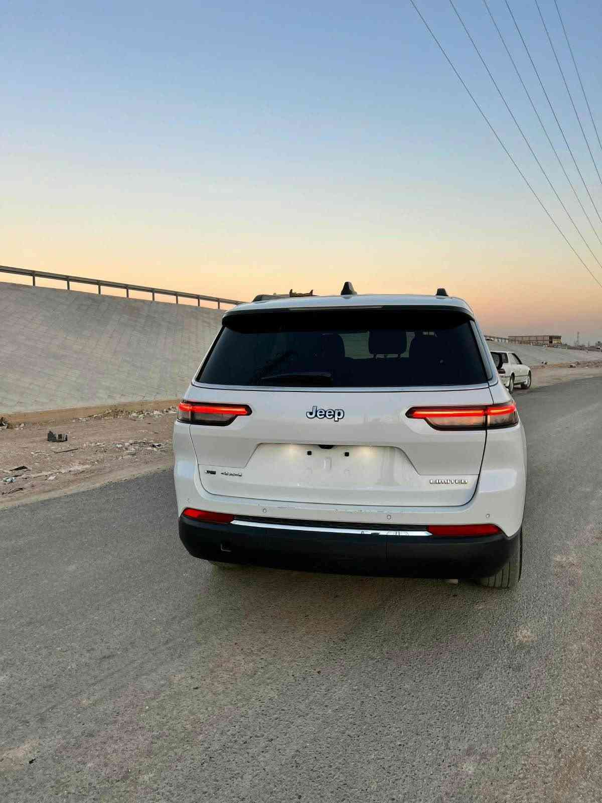 السلام عليكم لبيع Jeep LMlTED 2023  حره رقم بغداد دولي بسمي تحويل ثاني يوم السياره حلوه جديده ستخدام شخصي مبدل بيه فقط اللايت المامي وصبغ ربع بنيد وصبغ خشم الجاملغ المامي والباقي كفاله من كلشي ارباك كفاله مضارب لا شخوط السياره لا زلوغ لا فتح لاتبديل لا كلشي السياره على البلاد وضعهاا موصفات فول عدا الفتحة  اتصل ***********مكان السياره البصره     *********** القرنة, البصرة
