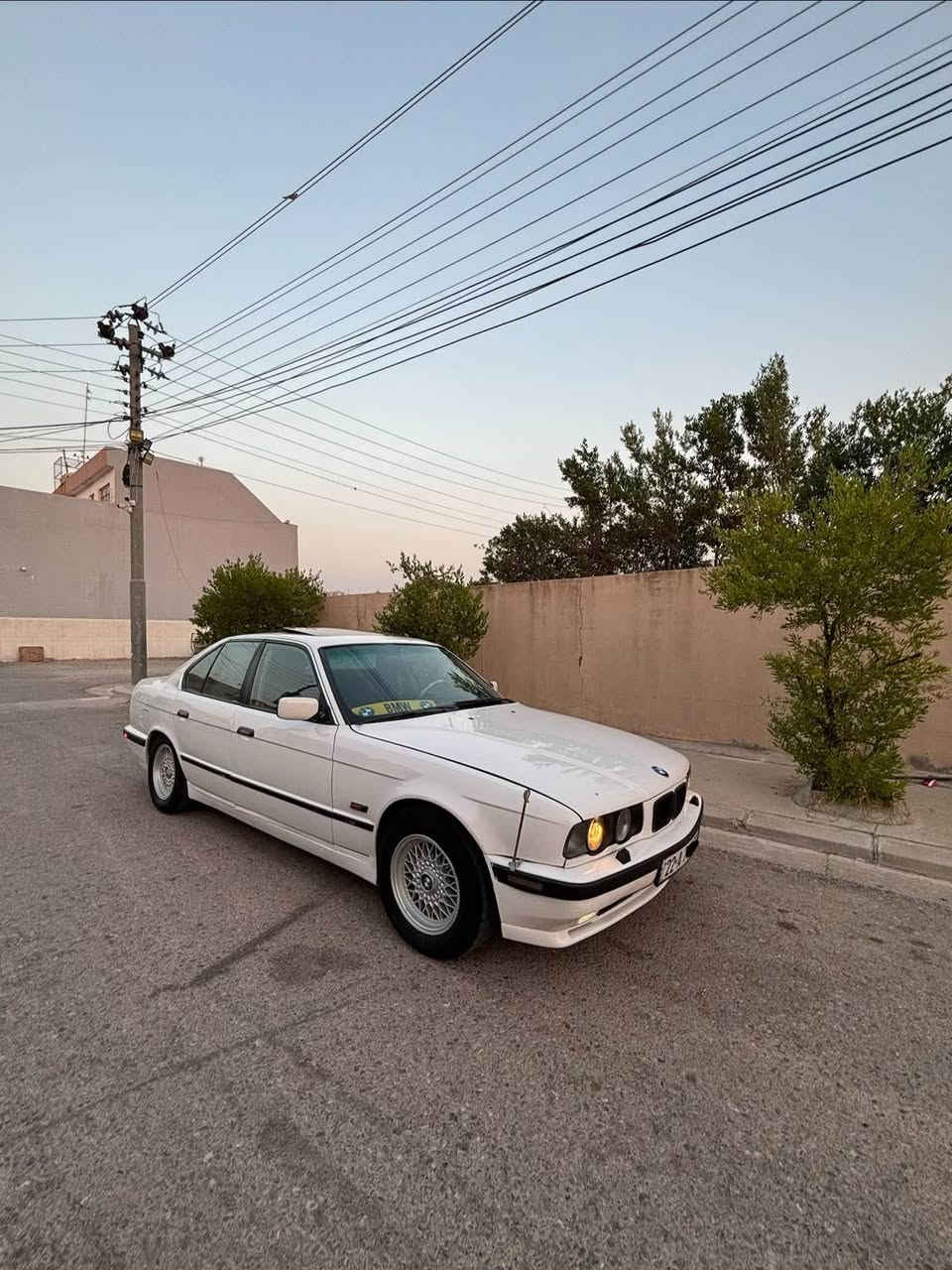 بئيم مو ديل ١٩٩١ ٥٢٥ فول موا سفا ت سي به رده بيلا دكا ميره  ترا كشن  ده بل جه كمه جه   فو رميكه كو شن بيلادي    ره قه مو سه نه وي نويه وه كا له وبه ناو كردن به شه رته    ته بريد له كه ل سولفي   سيا ره كه هي ده ستي خو مه   هه مو كيا ني به شه رته مو سو براوه به شه رته  بو ياغ عا منييه من به عا م ده يفرو شم بيشو بشتي كه بسه   سعري ٥٣ معا مه له  كي كه م بو زا نيا ري زيا تر *********** وا تسئا ب فا يبري له سه ره أربيل, العراق
