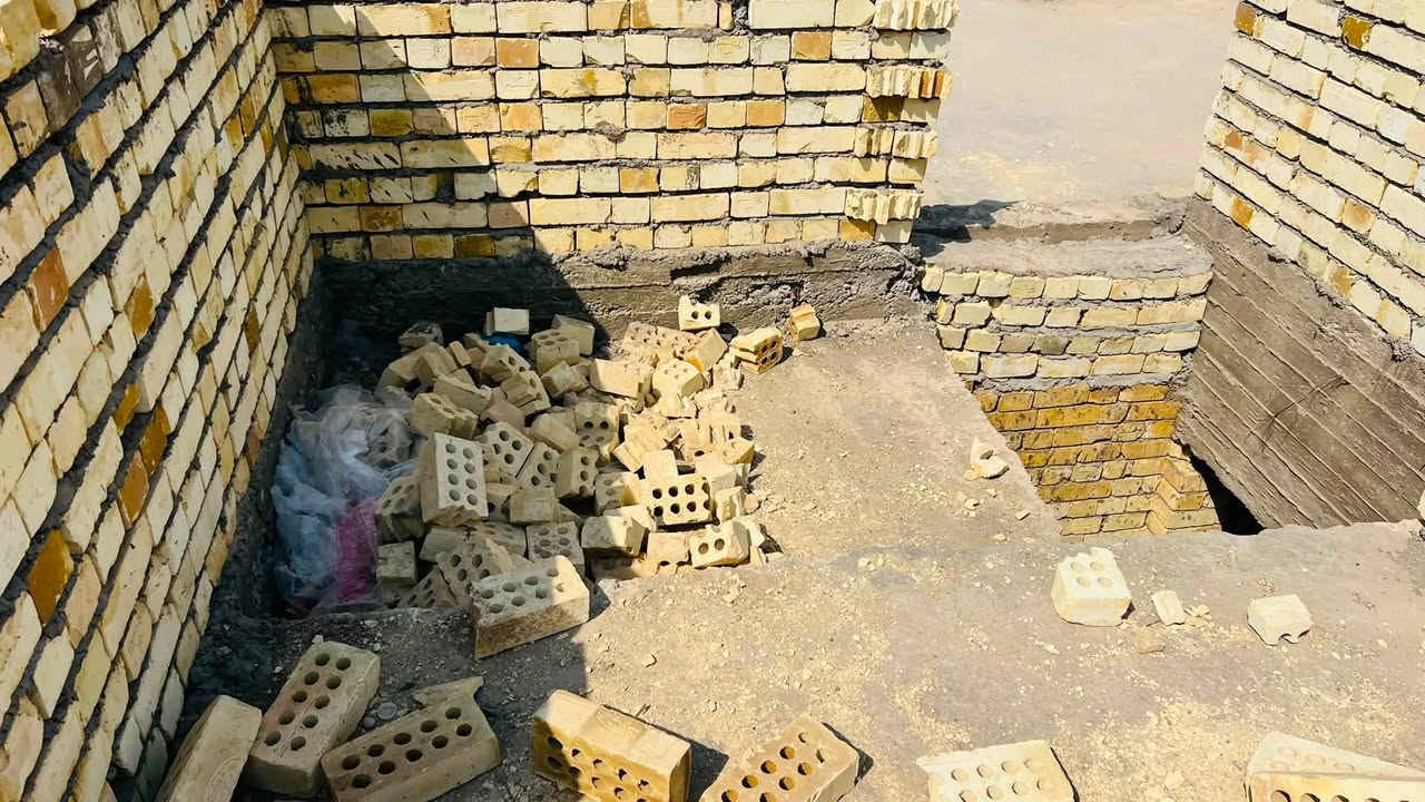 ‏سلام عليكم بيت 100 متر كامل كهرباء وماء مجاري طابقين للبيع العنوان الصويرة مقابل الكراج الموحد نوع الجنس زراعي مقابل الشقق سعر 35 وبي مجال هاتف ***********
