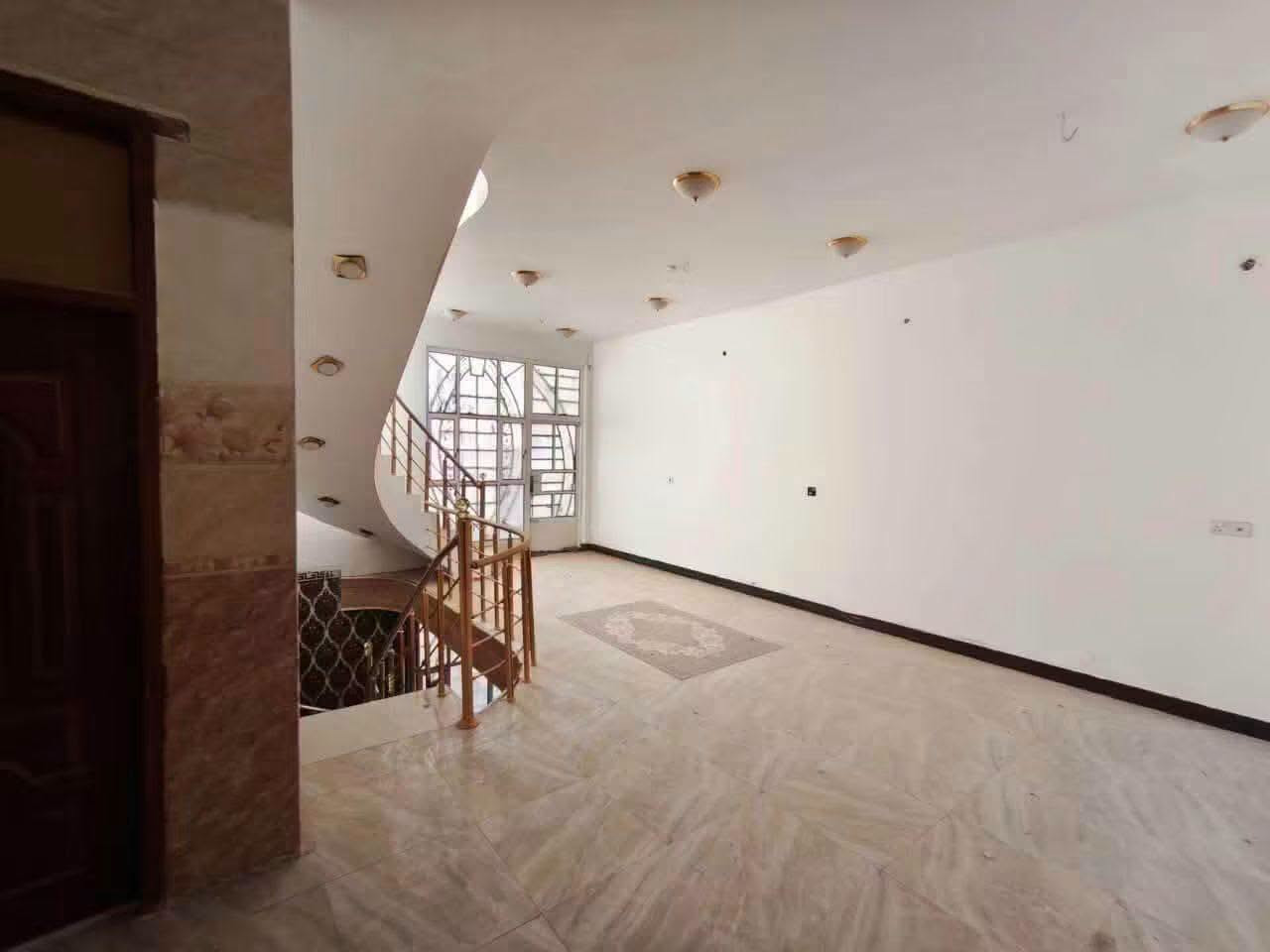 الديوانية حي الجامعة • ٢١٠م² • كراج داخلي