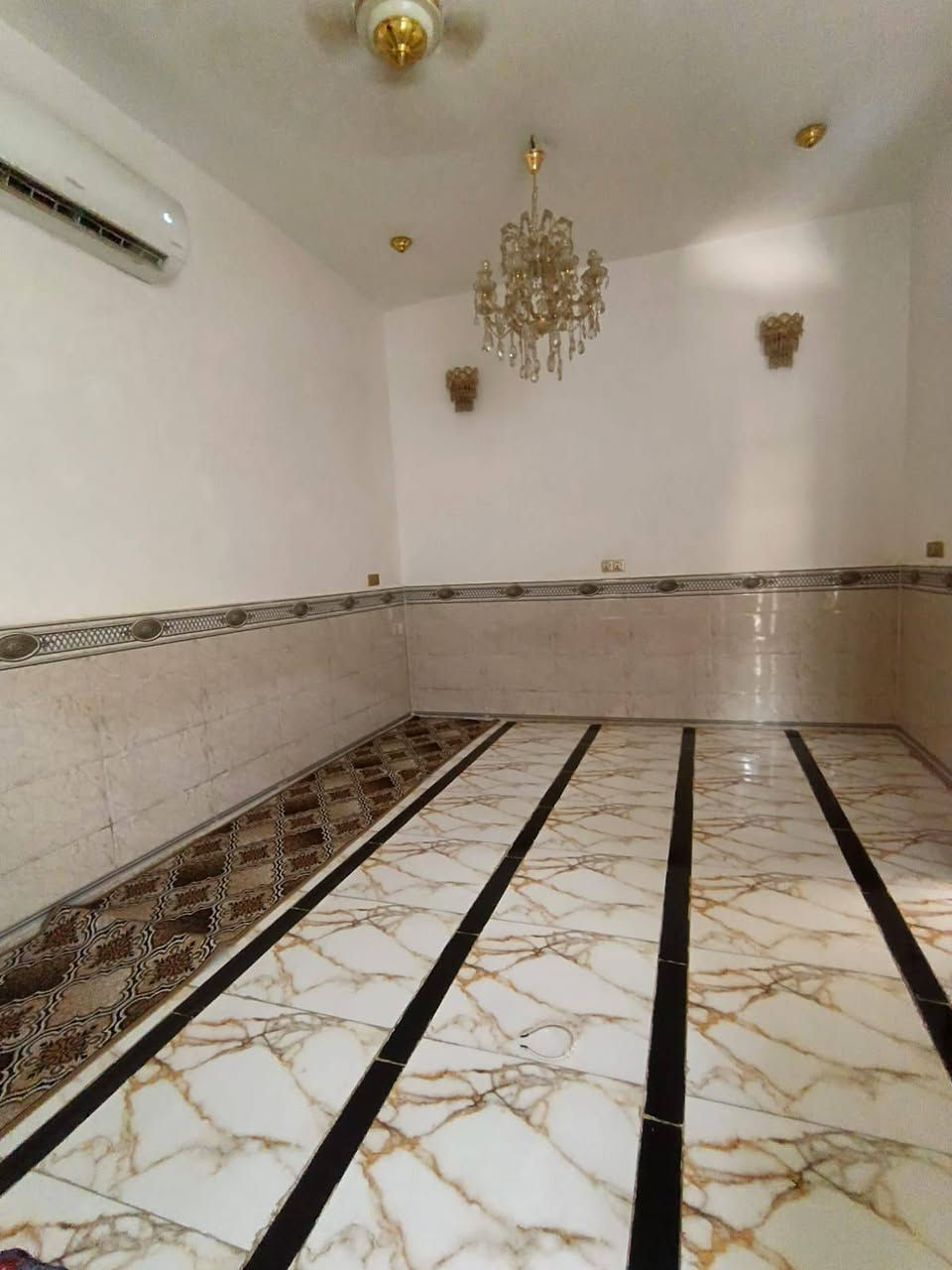 بيت للبيع طابقين بناء حديث كونكريت الطابق الأول غرفه وصاله ومطبخ وديوانيه وحمام داخلي وصحيات خارجيه طابق ثاني ثلاث غرف وصاله مساحه 105 بيت راس ركن موقعه ناصريه مركز شارع نبي الله براهيم قرب مطبعه فراس سعر 220 الرقم ***********
