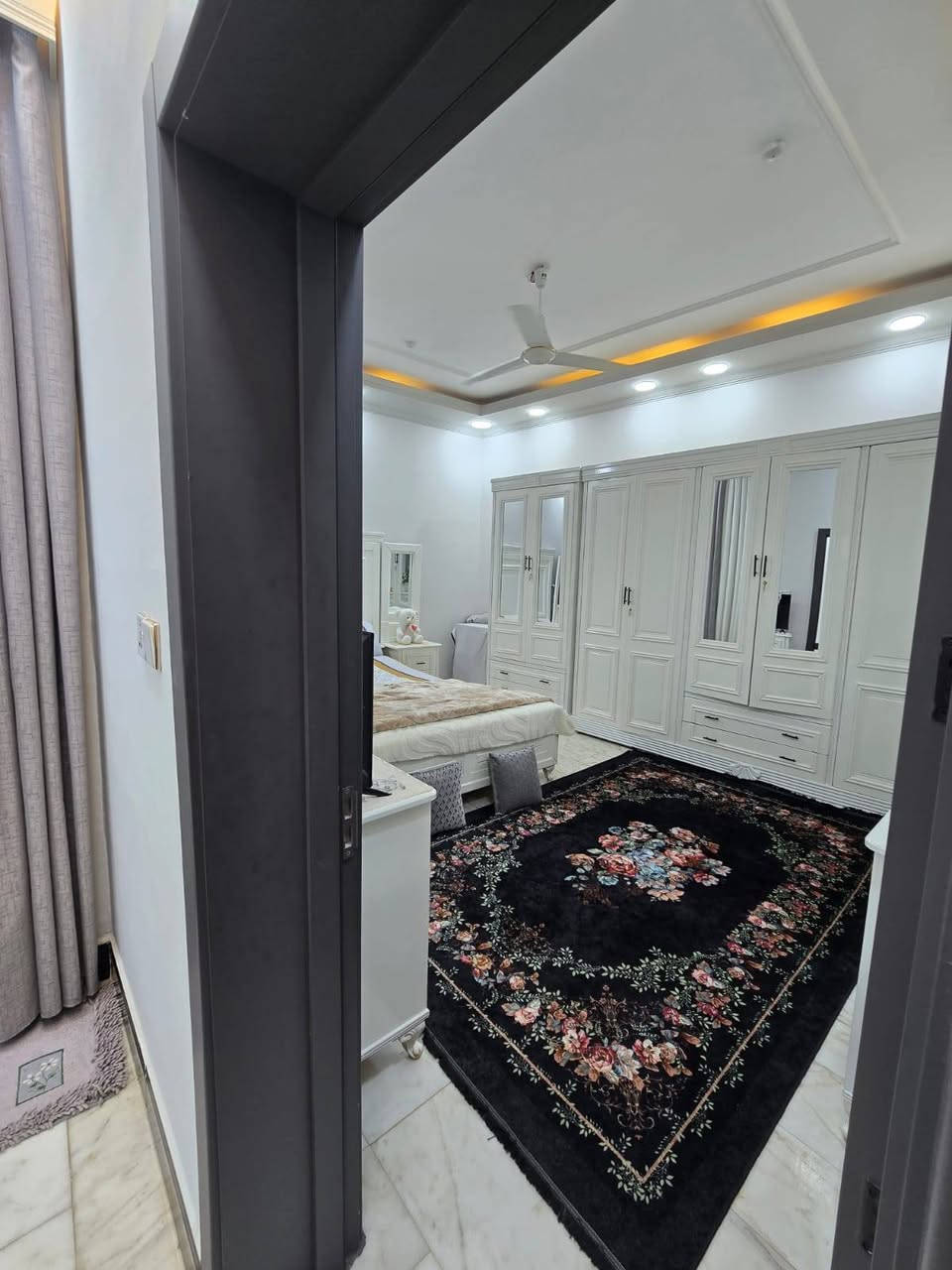 بسم الله الرحمن الرحيم 
ناصريه مركز منطقه الشموخ 
 خلف مكتب الحنين منطقه 
 الشموخ المربع الذهبي احلى مربع بلشموخ مساحه  ٢٥٠ متر 
طابقين الطابق الأول غرفتين ٤،٥×٥ 
صاله٧×٦ م آستقبال ٨×٥ م  مطبخ ٧×٥م حمام شرقي غربي،داخلي وخارجي 
منور عدد٢ 
طابقين غرفتين وصاله وصحيات الكاعيه  مرمر بناء سنه ٢٠٢٣ سيراميك لوح درجه اولى تأسيس  نت + كامرات مراقبه 
سبلت عدد ٨ كاونتر مطبخ مع البيت  اثاث كامل 
بناء درجه اولى تعبانين عليه  مكتب ركن الشموخ الحديث 
***********https://www.facebook.com/share/p/1BK1PbaRYf/
