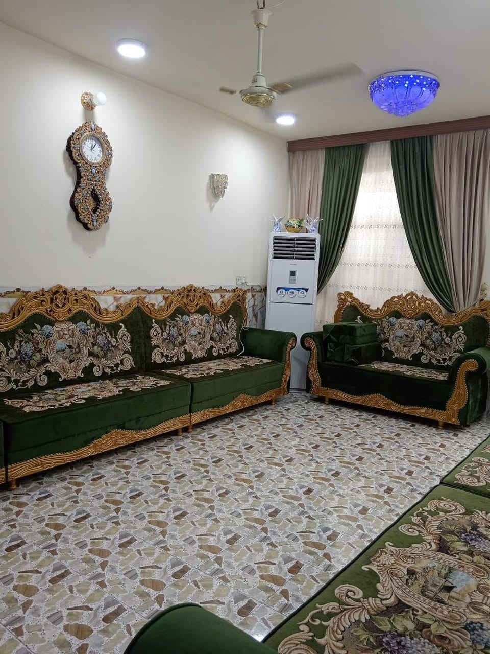 للبيع : دار طابو زراعي سند 25 موقع مميز!
الثقة أساس البيع و المعاينة خير دليل
​نقدم لكم فرصة سكنية استثنائية أرقى مكان في مركز الحله تصميم منفذ باحترافية عالية المواد مستخدمة من الدرجة الأولي البيت ينباع علي المكشوف والي جاد بالشراء يجب مهندس ويه حتى يعاين البناء ويتأكد من جودة التنفيذ بنفسه 
السعر :145 قابل للتفاوض 
الموقع ؛ حي البكرلي خلف جامع سلمان المحمدي يبعد 200 متر عن شارع العام 
​المساحة: (160) واجهة (8)نزال (20)
جنس العقار : طابو زراعي سند 25 
​البناء: حديث سنه 2021
​الموقع:هادئ ومناسب وغني عن التعريف 
محتويات البيت:طابقين 
طابق الاول: كراج سياره حديقه ستقبال كبير  صاله غرفتين  نوم مجمع حمامات 
طابق ثاني: غرفتين نوم مجمع حمامات 
​الخدمات: كافة متوفرة بالكامل (ماء، كهرباء، خط مولده ذهبي + عرض الشارع 12 متر  
​الوثائق القانونية: تحويل مباشر بسم المشتري 
نحن نضع خبرتنا في خدمتكم لتأمين السكن الأمثل.
​📞 للاستفسار والحجز، يرجى الاتصال أو المراسلة عبر الواتساب 
***********
​سارعوا بالحجز، فالفرص المميزة لا تنتظر!
