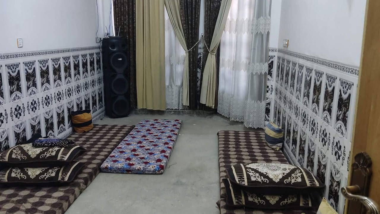 للبيع مشتمل المساحة 125 متر الوجه 
6 وربع والنزال 20 متر البناءطابوق بناء
 حديث الشارع 10 متر الطابق الاول
يحتوي على غرفة صاله استقبال
مطبخ حمام الارضيه صبه ناعمه
الطابق الثاني هيكل مسقف مع الكرسته
 يحتوي على غرفتين صاله صحيات 
الفلوجه حي الشهداء مقاطعة ال21 الف
مقابيل مول المصطفى البرتقالي للتسوق 
السعرمناسب 78 مليون قابل للتفاوض 
للاستفسار اكثر 
***********
***********
