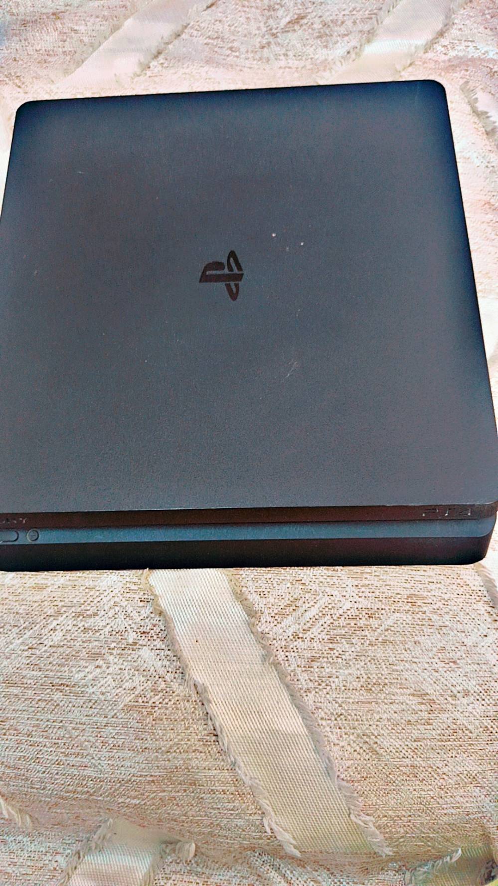 ✨ للبيع بلايستيشن 4 Slim — 500GB ✨
🎮 الجهاز: PS4 Slim
💾 الذاكرة: 500GB
🕹️ يد أصلية عدد 1 — شغالة ومرتبة
🔌 شاحن اليد موجود
🏎️ دركسون PXN V3 PRO — كامل الملحقات
📦 كارتون البلايستيشن غير موجود
💰 السعر: 260,000 دينار فقط
🤝 يوجد مجال للشراية 
✅ الجهاز كامل وجاهز للعب
✅ الدركسون ويا جميع ملحقاته
✅ البيع للجادين فقط
🎮 فرصة حلوة للي يريد جهاز + دركسون بسعر مناسب 🔥
تواصل واتساب ***********