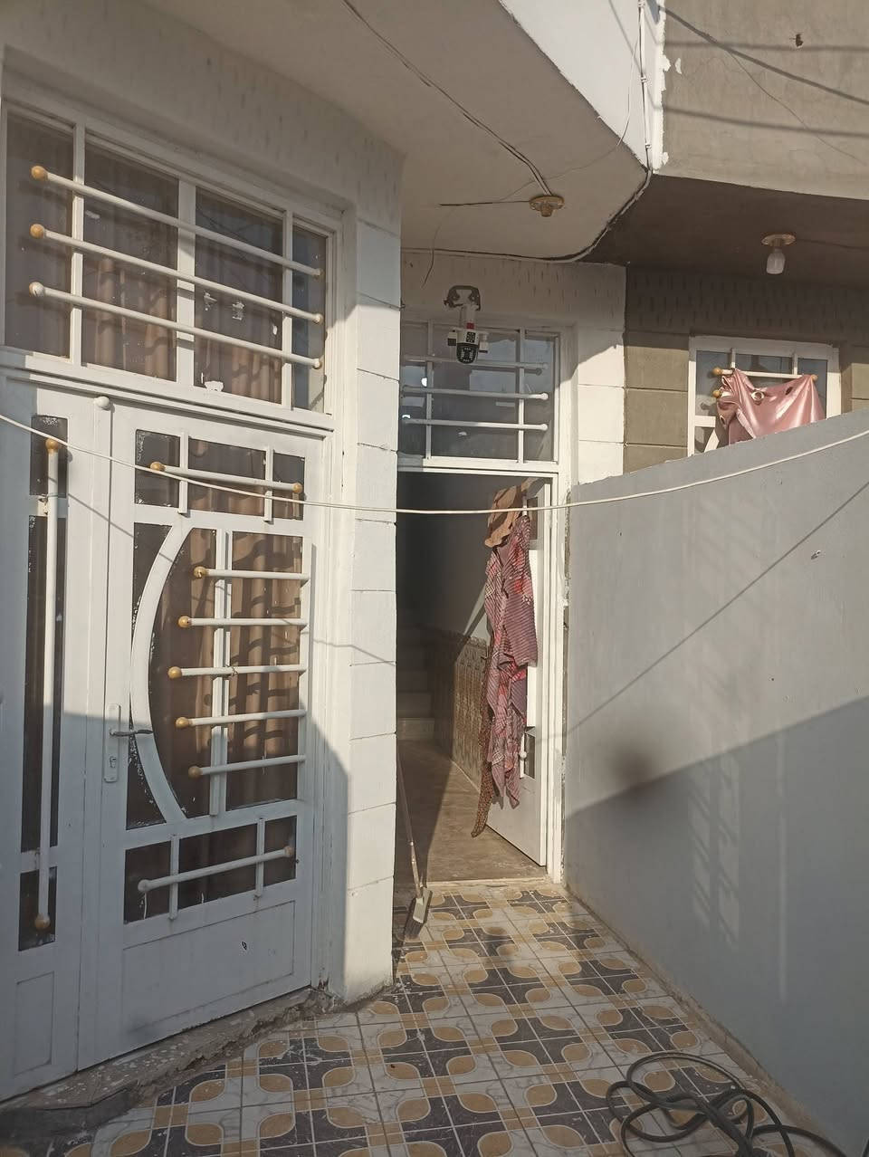 بيت مساحه 100 متر بناء حديث طابوك سنت 26 يخبل ينباع البيت مع محتويات غرفت اخشاب لحد ماطور الماي كامل البيتونه اله بابين يعني الي يحب يبني طابق ثاني عرض الشارع 8 متر يبعد عن الشارع العام 100 متر طابو زراعي سند 25 باسم صاحبت البيت حله سيف سعد ورديه مجاور مدرست دعبل الخزاعي السعر 63 اتصال ***********
