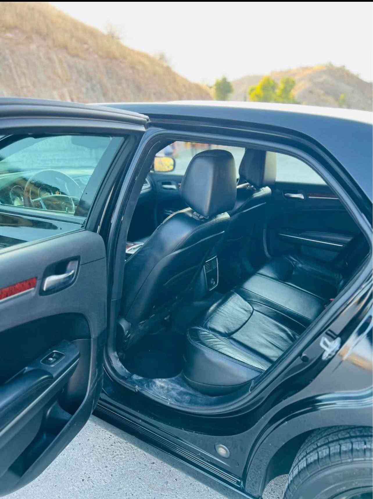 CHRYSLER.300 DUBAIشکل گؤراو.  2021 کؤدو. بارکۆدیشی هەیە
شاشه گه وره..جلد.
كوشن سارد و گه رم.لايت ئوتو.ليد.
دوو جام ئوتو.ئاوينه عيشارت.حساس.
كاميرا.كوشن كاره بايي)
بي ليدان پيش و داواي كه پسه.سه قف به شه رت. براوه يه.هه موو گياني به شه رت مالي دوسته.گيرومه كينه ته بريد.كاره بايي هه موو به شه رت.بو زانياري زياتر تيل بك***********..                    70مەجال دخان, السليمانية

