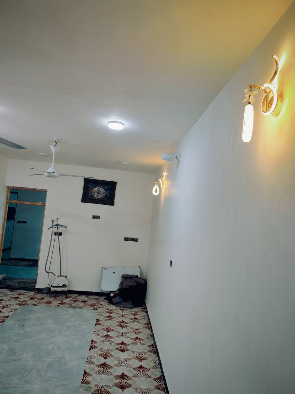 يالله بيت زراعي بالديوانيه منطقة ال حمد قرب مزار سيد هاشم ابو عرابيد بناء جديد المساحة 300متر عله الشارع يحتوي غرفتين وصاله وبراني ومطبخ وصحيات جميع الخدمات متوفره السعر 55 الاتصال ***********
