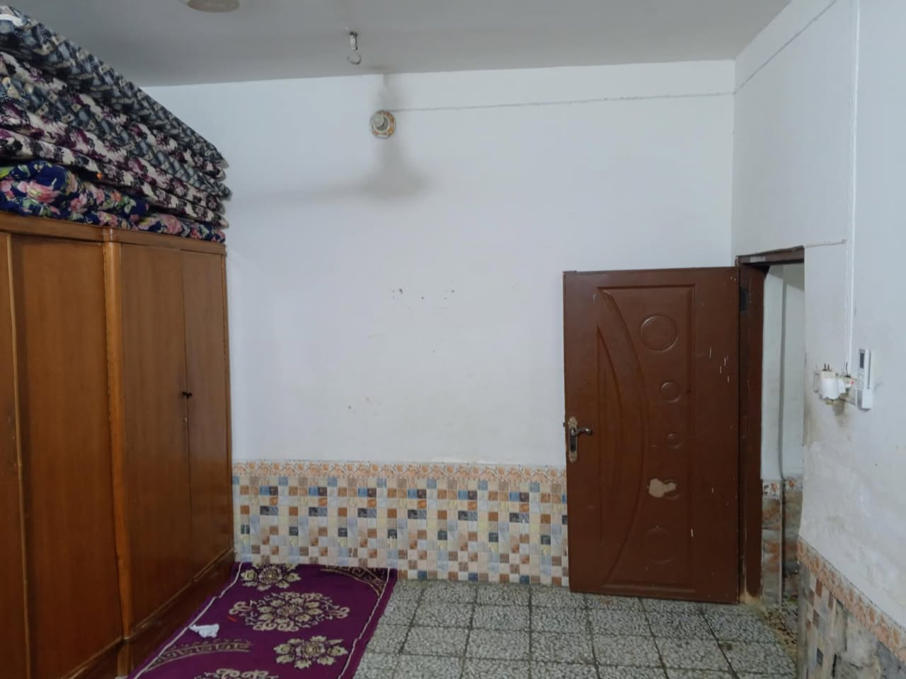 السلام عليكم بيت للايجار حي العسكري منطقه ال 5 آلاف يحتوي على غرفه وصاله واستقبال وطابق الثاني يحتوي على غرفه البيت خلف شارع 100المساحه 100متر سعر الايجار 300.      ‏‪***********‬‏توصل
