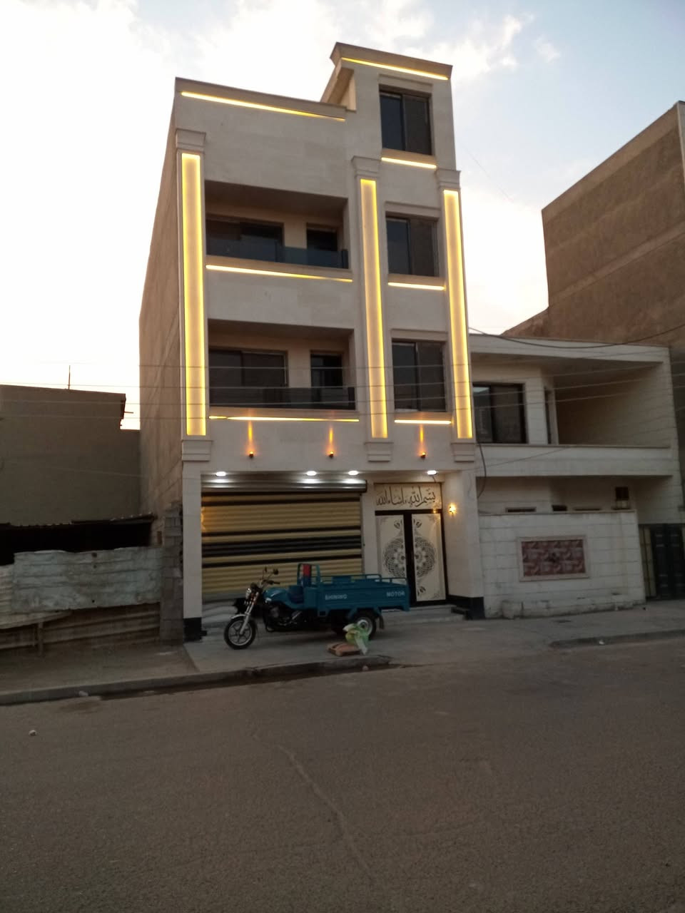 عماره • ٣ شقق • محل تجاري كبير