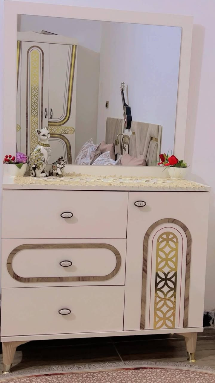 السلام عليكم للبيع غرفه شبابيه جديده السعر 400 وبيها مجال بسيط للمزيد من الاستفسار ***********
