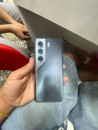 تكنو كامون • 40 برو 5G • نقطة بالشاشة